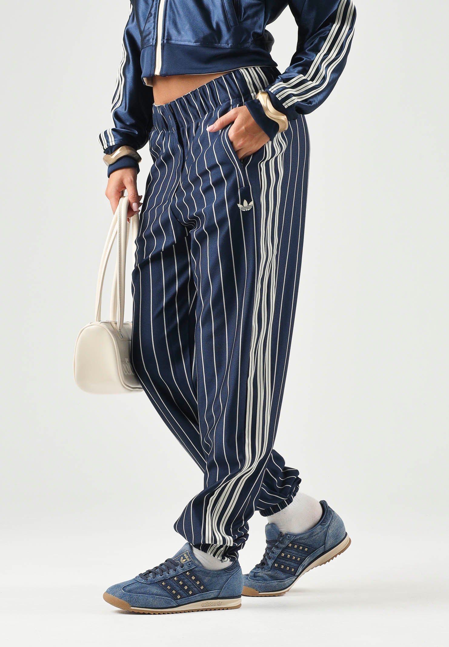 ADIDAS ORIGINALS Pantaloni PINSTRIPE FIREBIRD indigo blu da donna con motivo gessato e dettagli a contrasto. KR7037 . ADIDAS ORIGINALS 