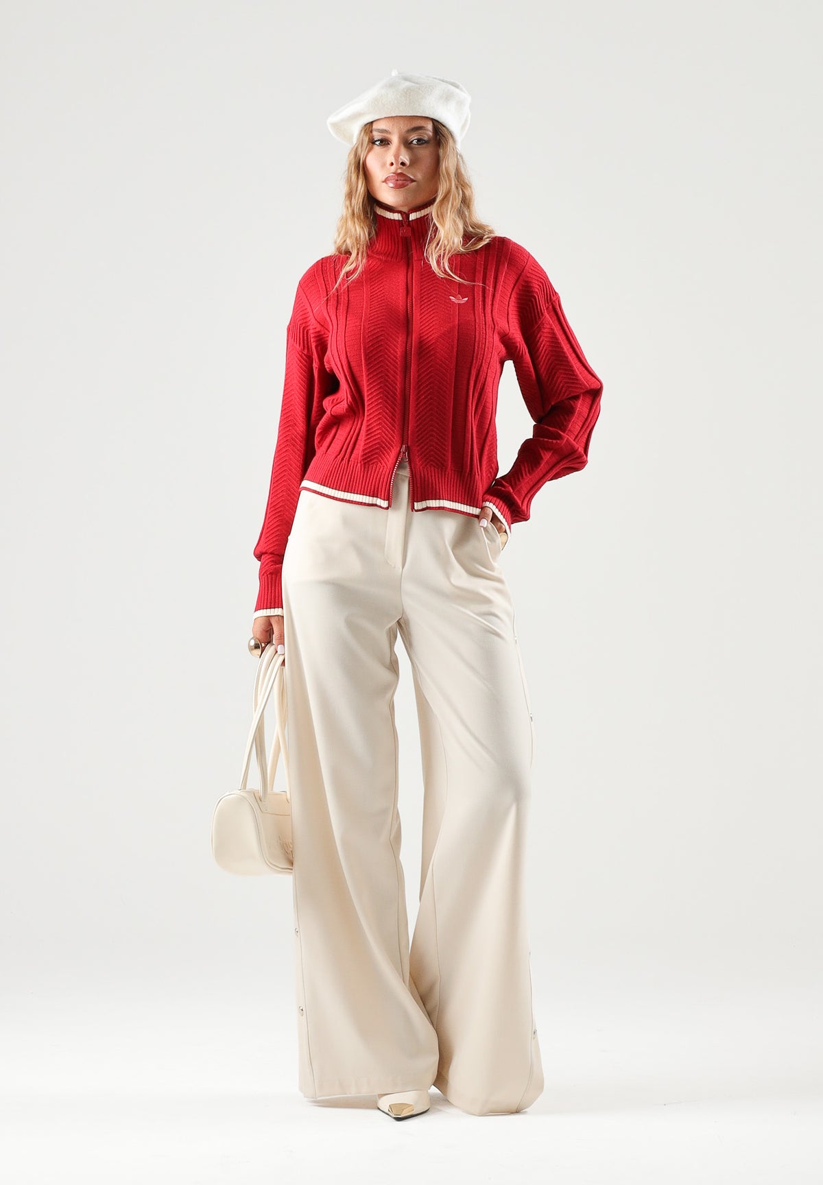 ADIDAS ORIGINALS Felpa con zip ADICOLOR CLASSICS CROPPED  rossa da donna con colletto alto e profilo a contrasto. KR7046 . ADIDAS ORIGINALS 
