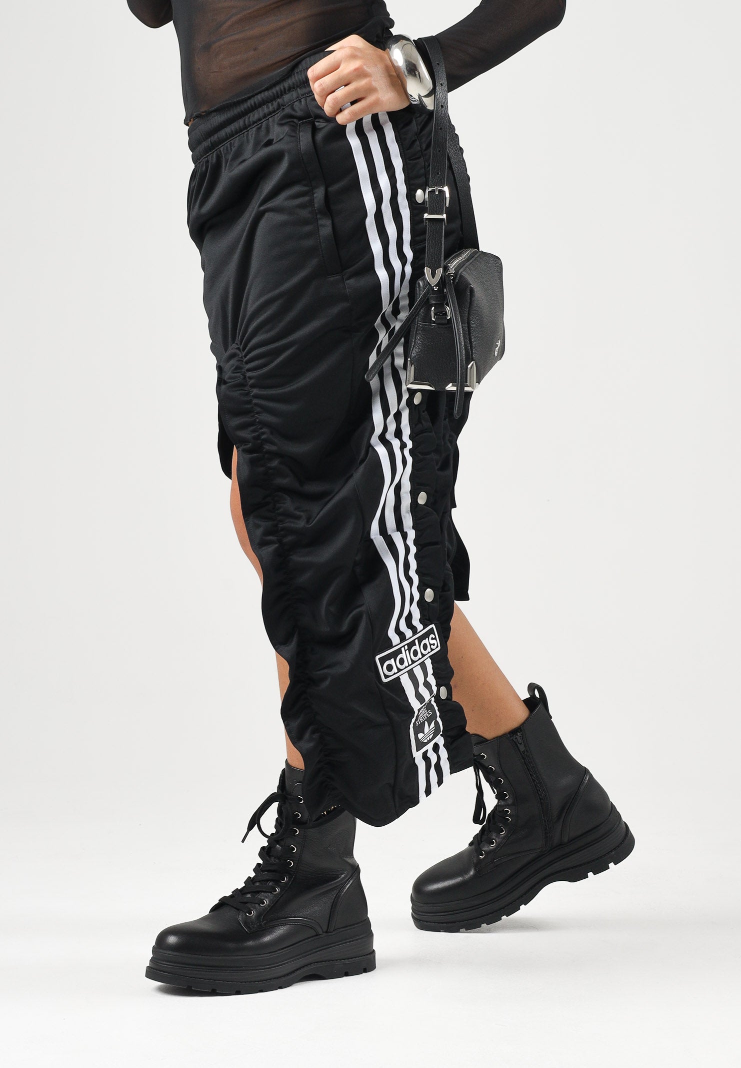 ADIDAS ORIGINALS Gonna FIREBIRD  nera da donna con dettagli di balze decorative e bande laterali a contrasto. KR7124 . ADIDAS ORIGINALS 