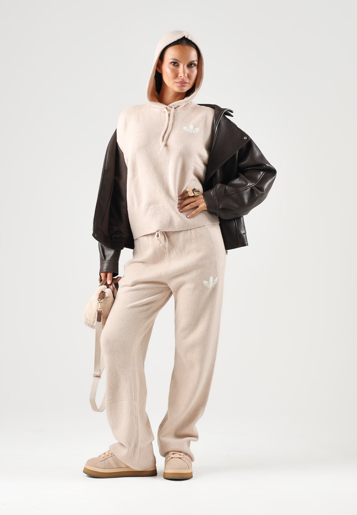 ADIDAS ORIGINALS Pantaloni WIDE LEG beige per donna con morbido tessuto e coulisse regolabile in vita. KR9180 . ADIDAS ORIGINALS 