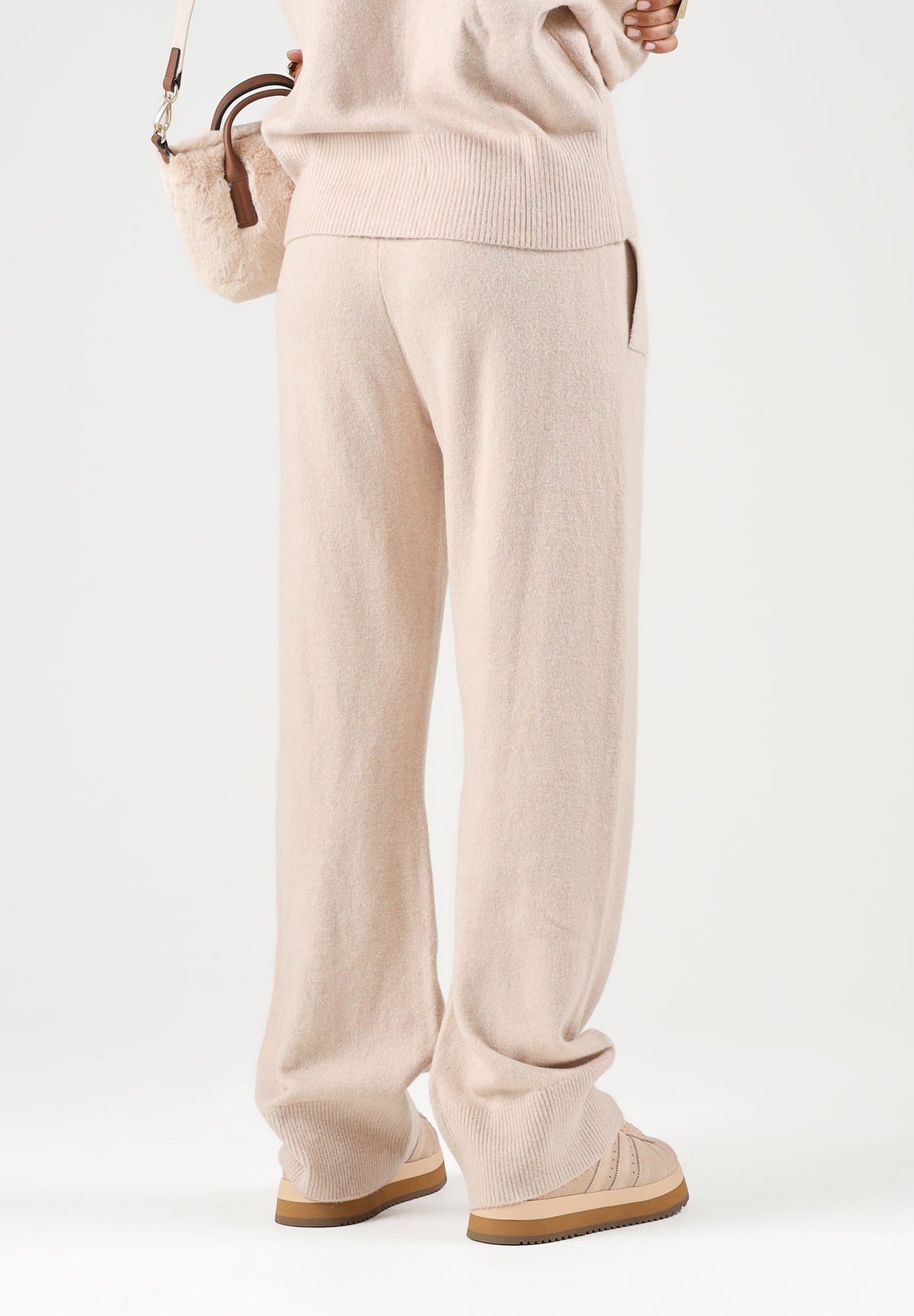 ADIDAS ORIGINALS Pantaloni WIDE LEG beige per donna con morbido tessuto e coulisse regolabile in vita. KR9180 . ADIDAS ORIGINALS 