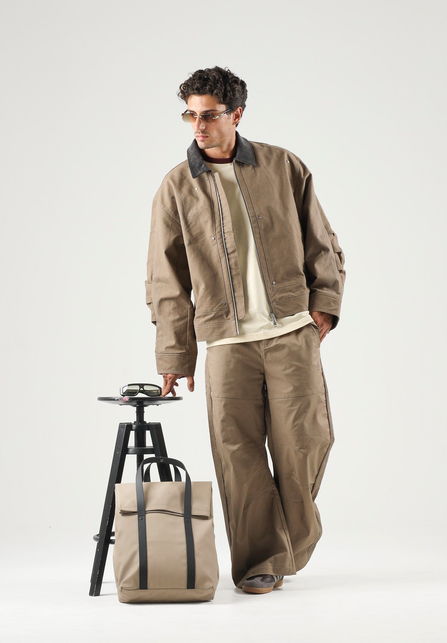 ADIDAS ORIGINALS Pantaloni PREMIUM ESSENTIALS WIDE PANTS beige per uomo e donna KR9655 . ADIDAS ORIGINALS 