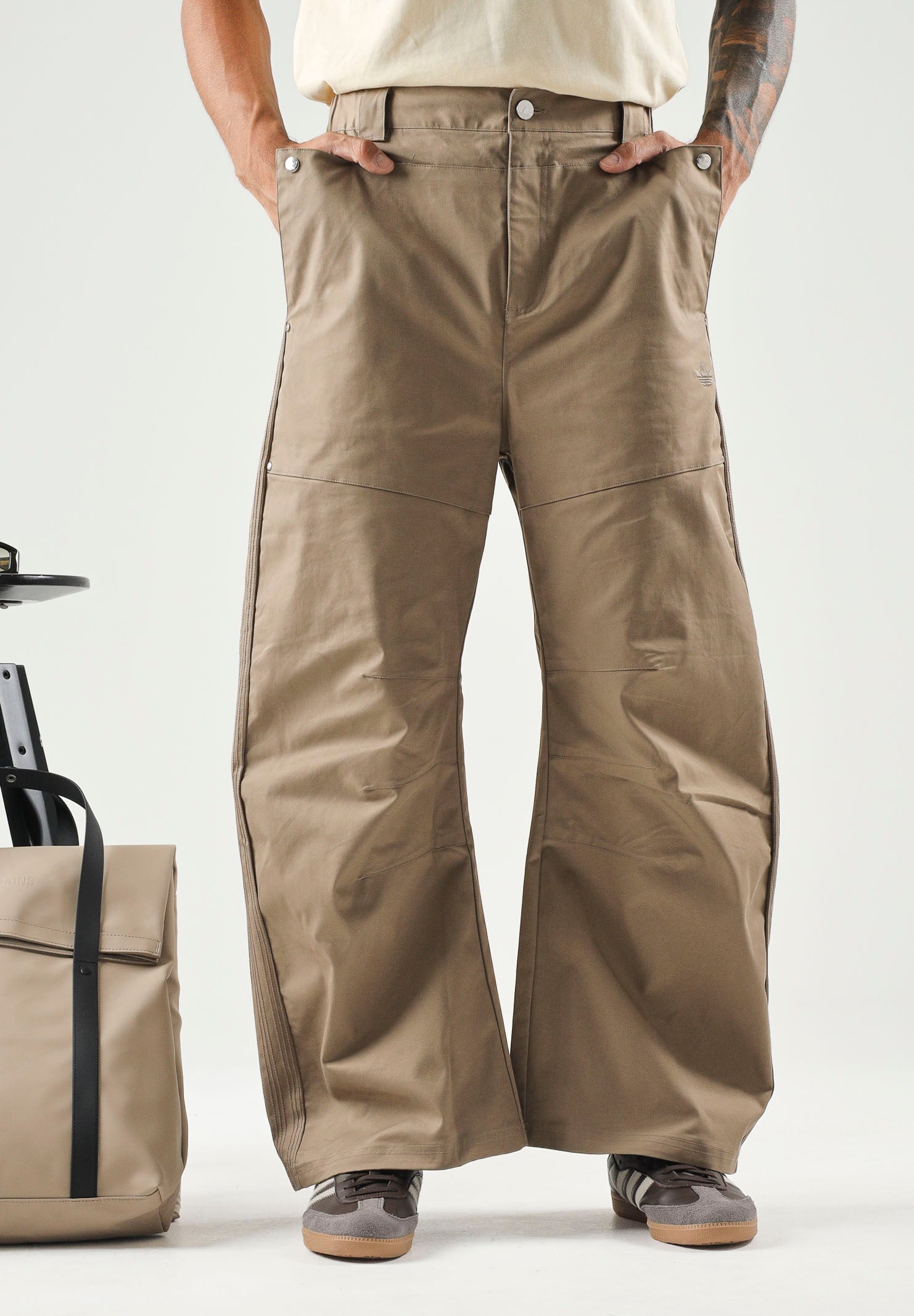 ADIDAS ORIGINALS Pantaloni PREMIUM ESSENTIALS WIDE PANTS beige per uomo e donna KR9655 . ADIDAS ORIGINALS 