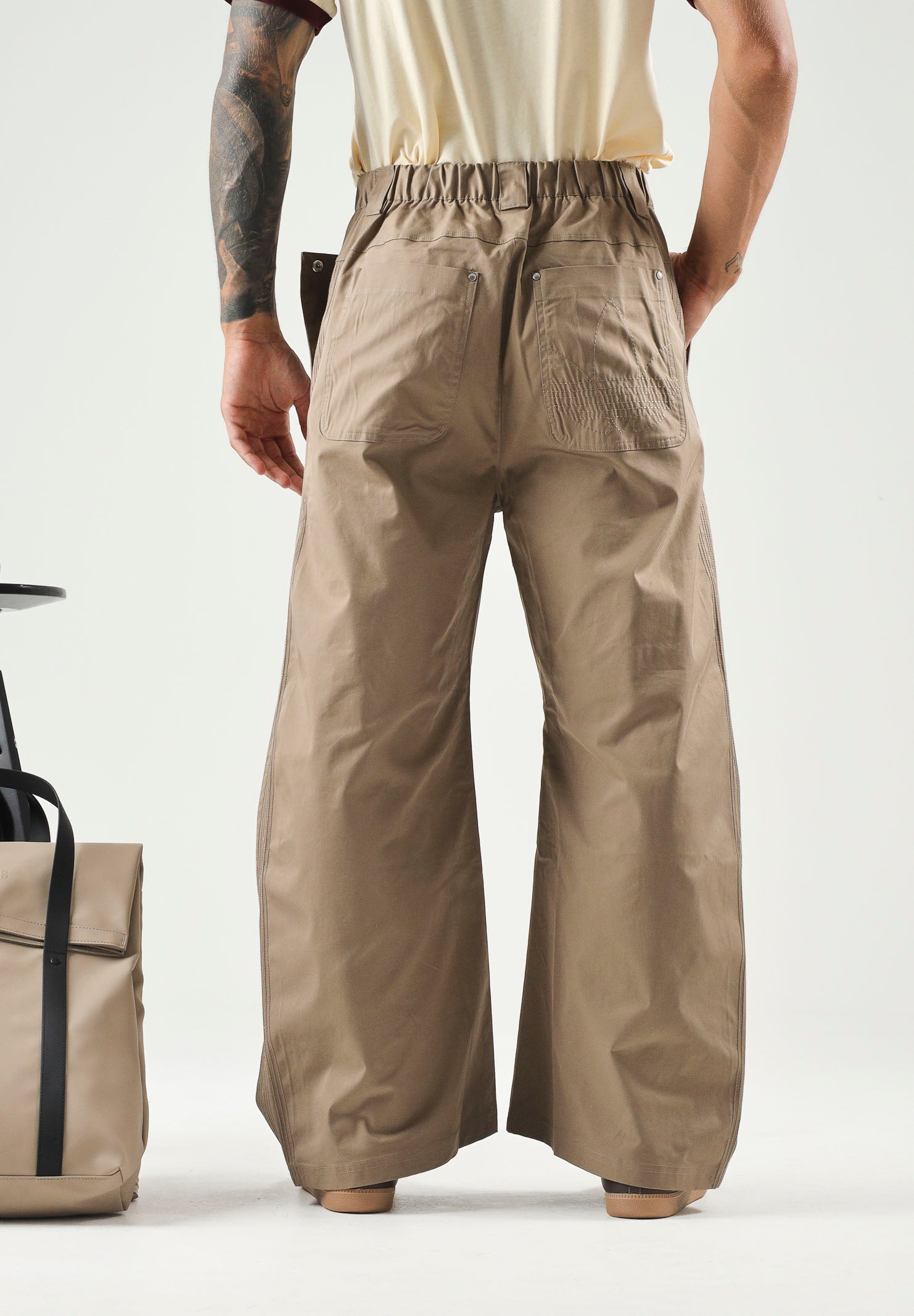 ADIDAS ORIGINALS Pantaloni PREMIUM ESSENTIALS WIDE PANTS beige per uomo e donna KR9655 . ADIDAS ORIGINALS 
