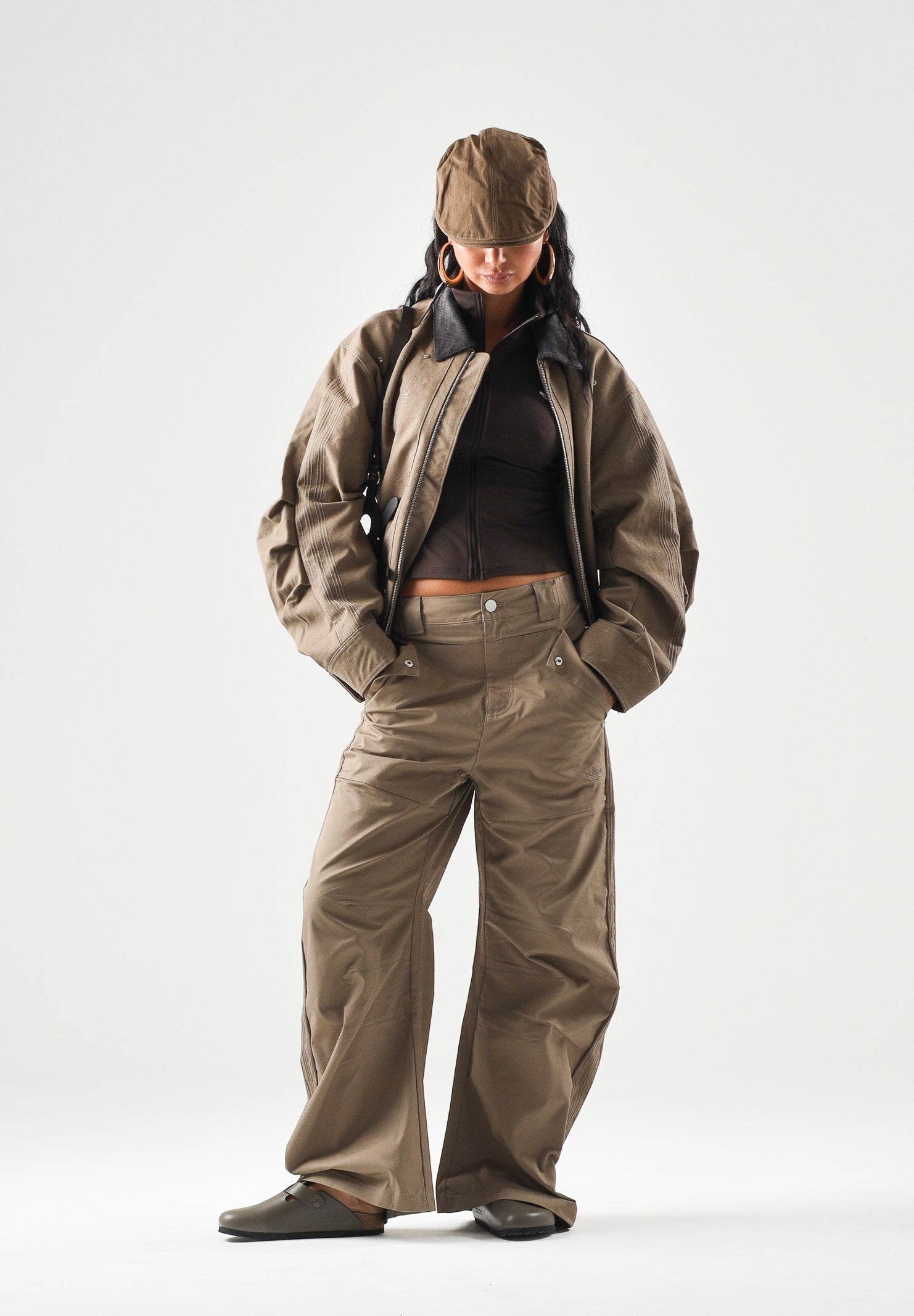 ADIDAS ORIGINALS Pantaloni PREMIUM ESSENTIALS WIDE PANTS beige per uomo e donna KR9655 . ADIDAS ORIGINALS 