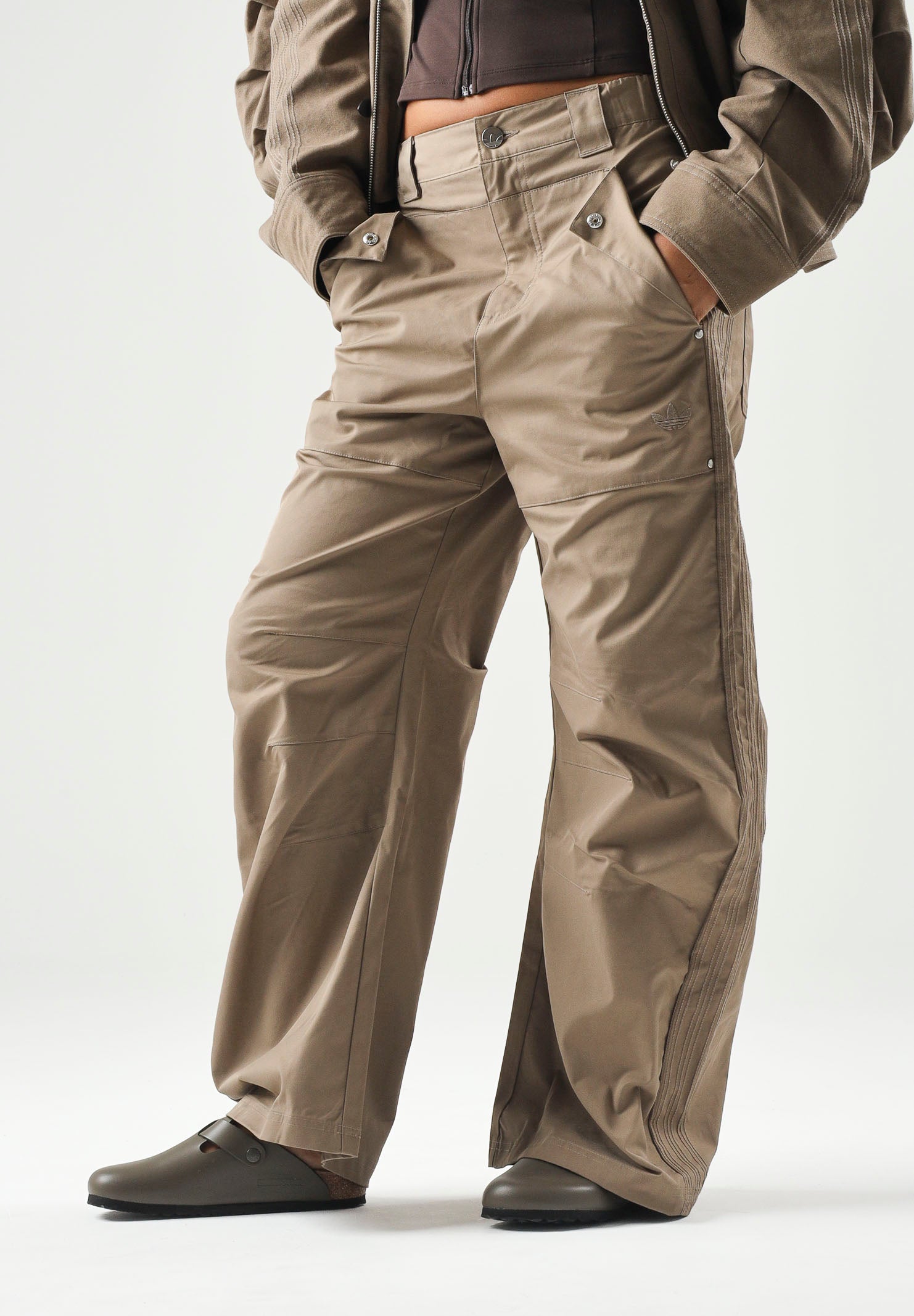 ADIDAS ORIGINALS Pantaloni PREMIUM ESSENTIALS WIDE PANTS beige per uomo e donna KR9655 . ADIDAS ORIGINALS 
