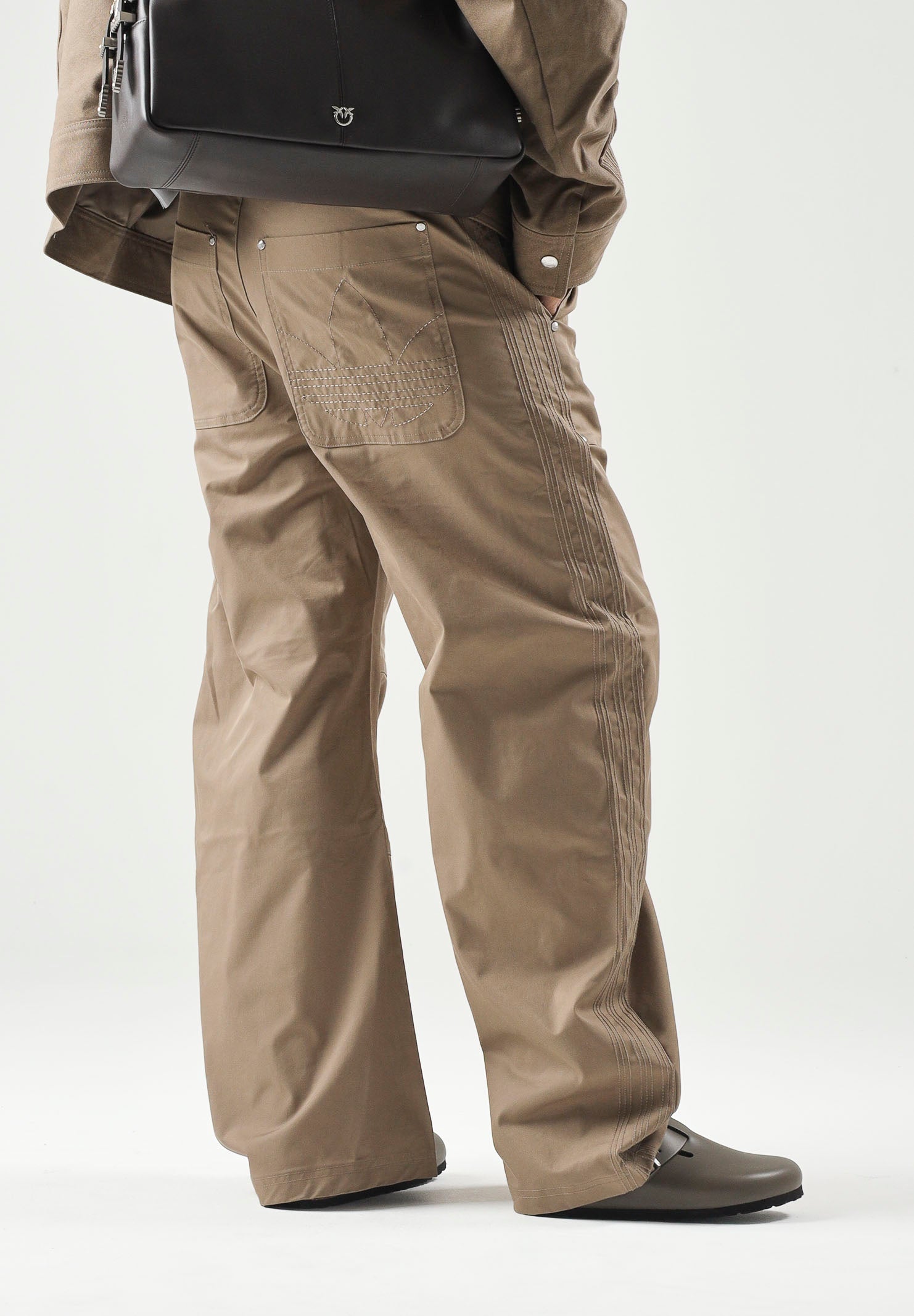 ADIDAS ORIGINALS Pantaloni PREMIUM ESSENTIALS WIDE PANTS beige per uomo e donna KR9655 . ADIDAS ORIGINALS 