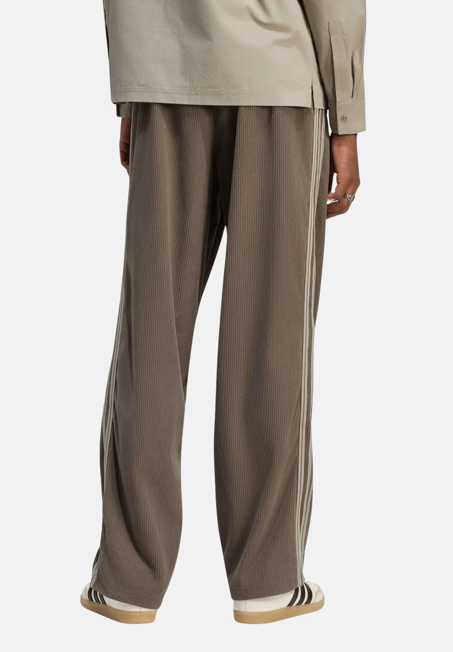 ADIDAS ORIGINALS Pantaloni FIREBIRD CORDUROY marrone da uomo con lavorazione in velluto a coste KR9714 . ADIDAS ORIGINALS 