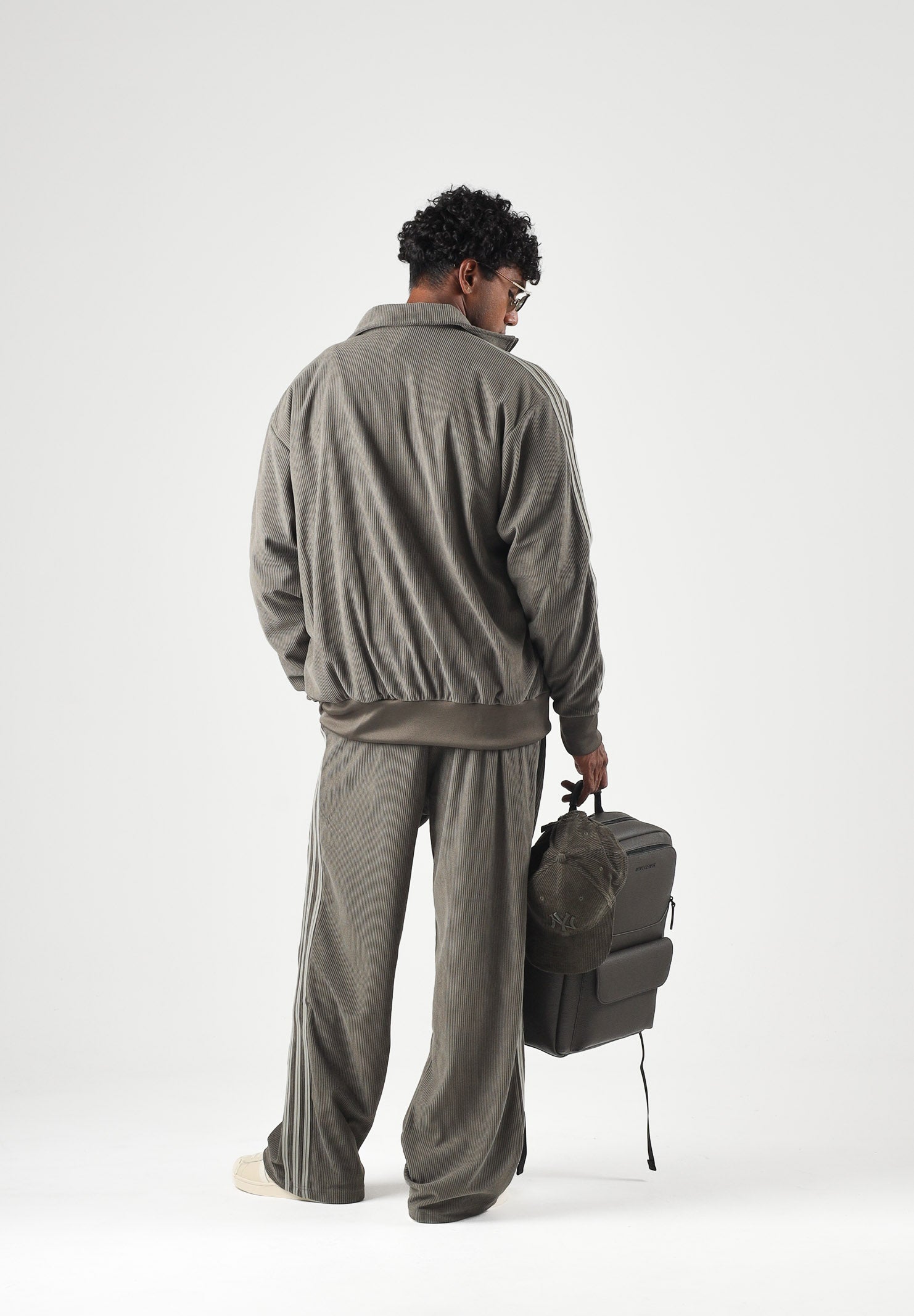 ADIDAS ORIGINALS Pantaloni FIREBIRD CORDUROY verde da uomo con lavorazione in velluto a coste KR9714 . ADIDAS ORIGINALS 
