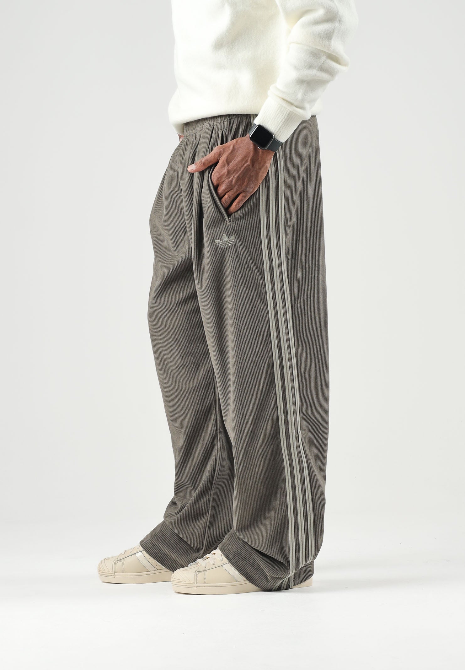 ADIDAS ORIGINALS Pantaloni FIREBIRD CORDUROY verde da uomo con lavorazione in velluto a coste KR9714 . ADIDAS ORIGINALS 
