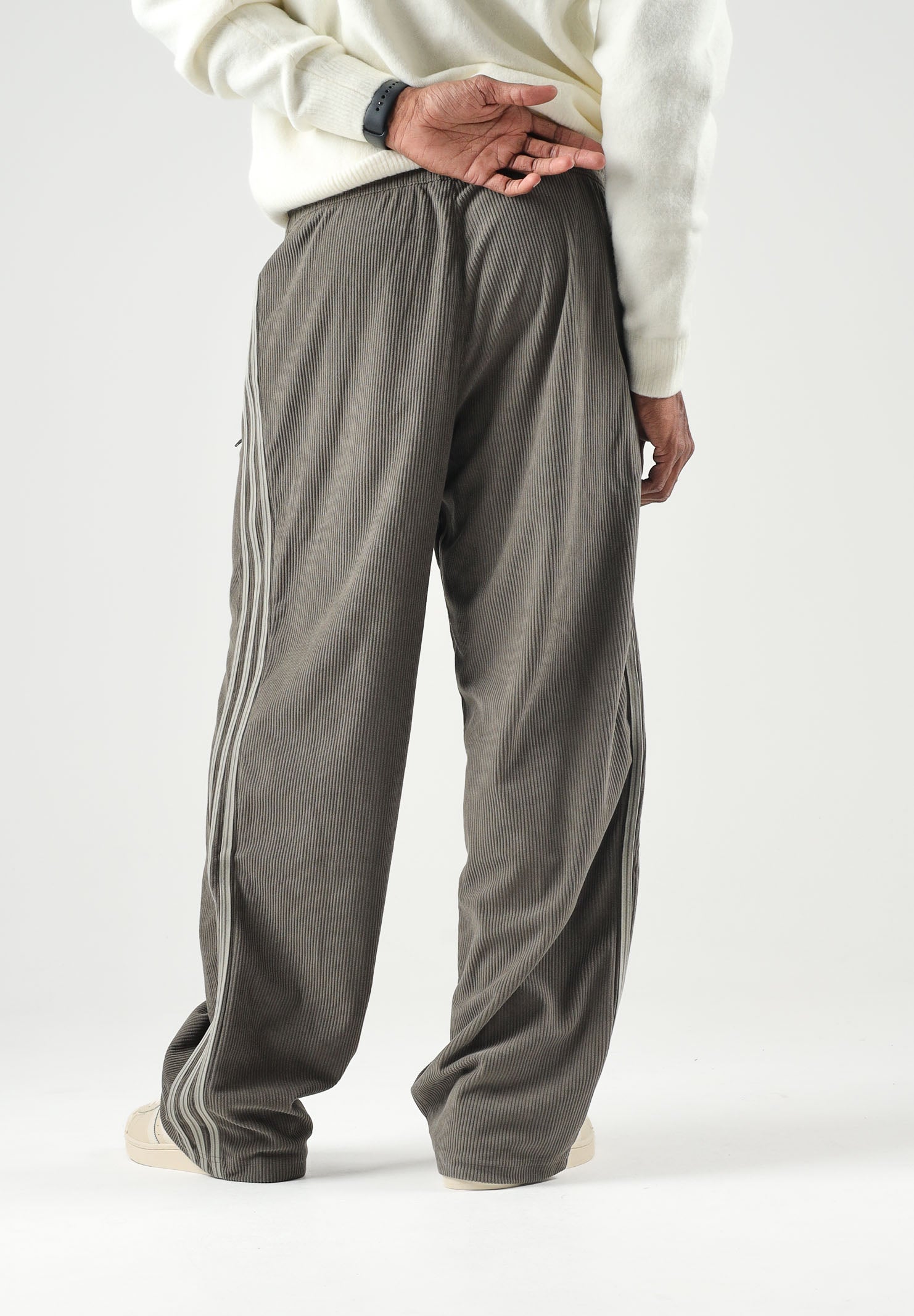 ADIDAS ORIGINALS Pantaloni FIREBIRD CORDUROY verde da uomo con lavorazione in velluto a coste KR9714 . ADIDAS ORIGINALS 