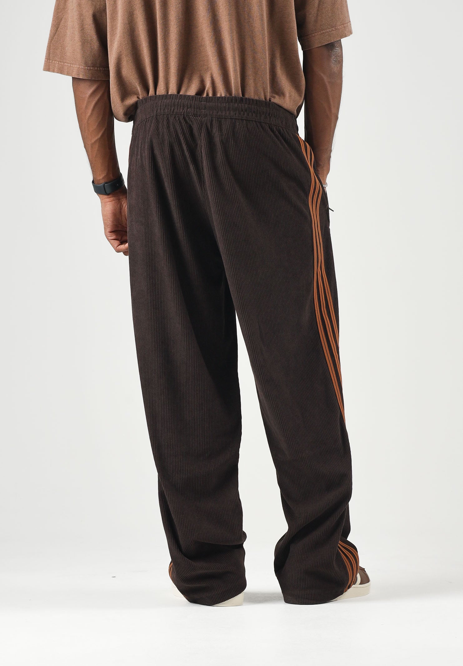 ADIDAS ORIGINALS Pantaloni 3-STRIPES TRACK PANTS Aurora Coffee marroni da uomo in velluto a coste KR9715 . ADIDAS ORIGINALS 