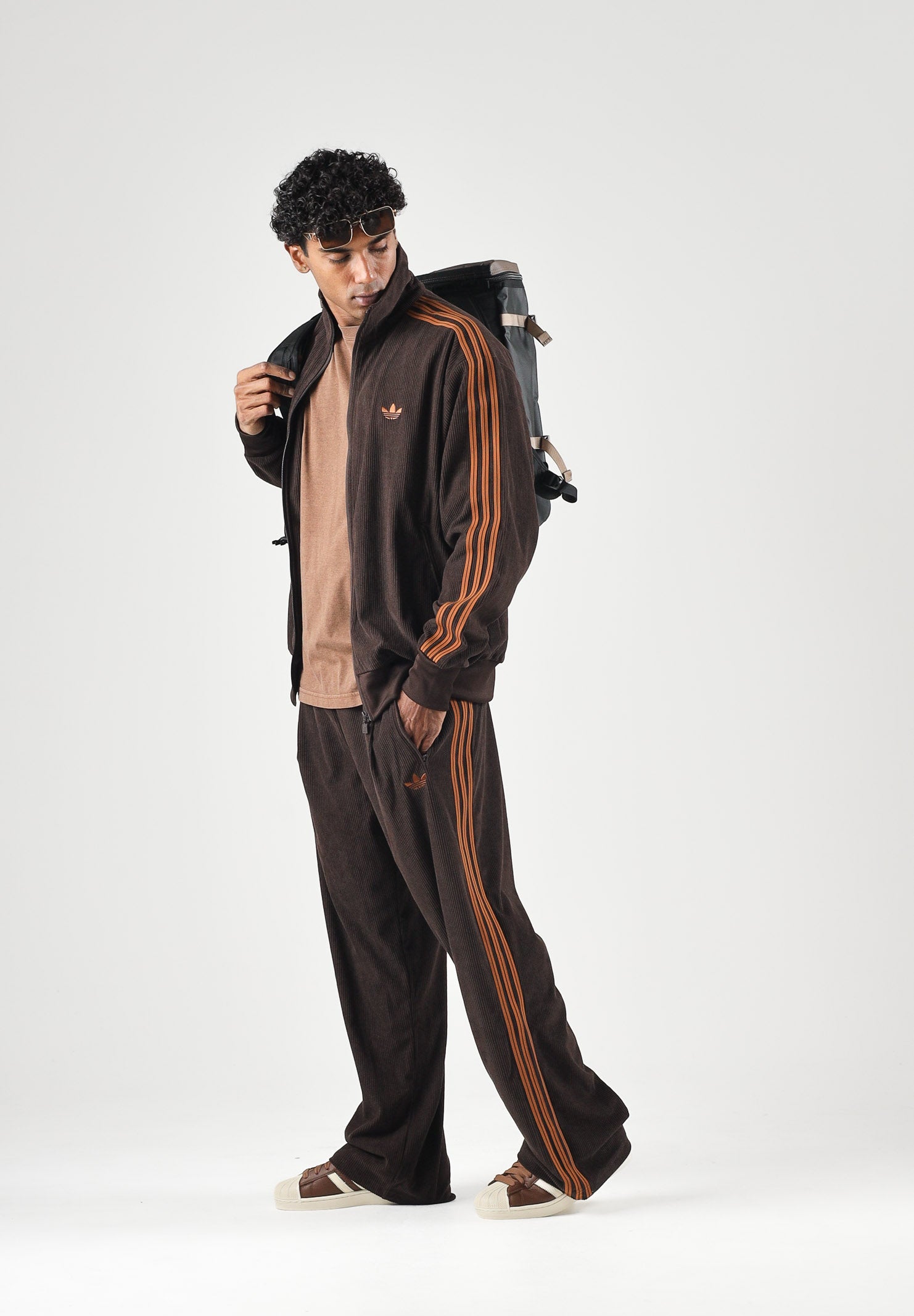 ADIDAS ORIGINALS Pantaloni 3-STRIPES TRACK PANTS Aurora Coffee marroni da uomo in velluto a coste KR9715 . ADIDAS ORIGINALS 