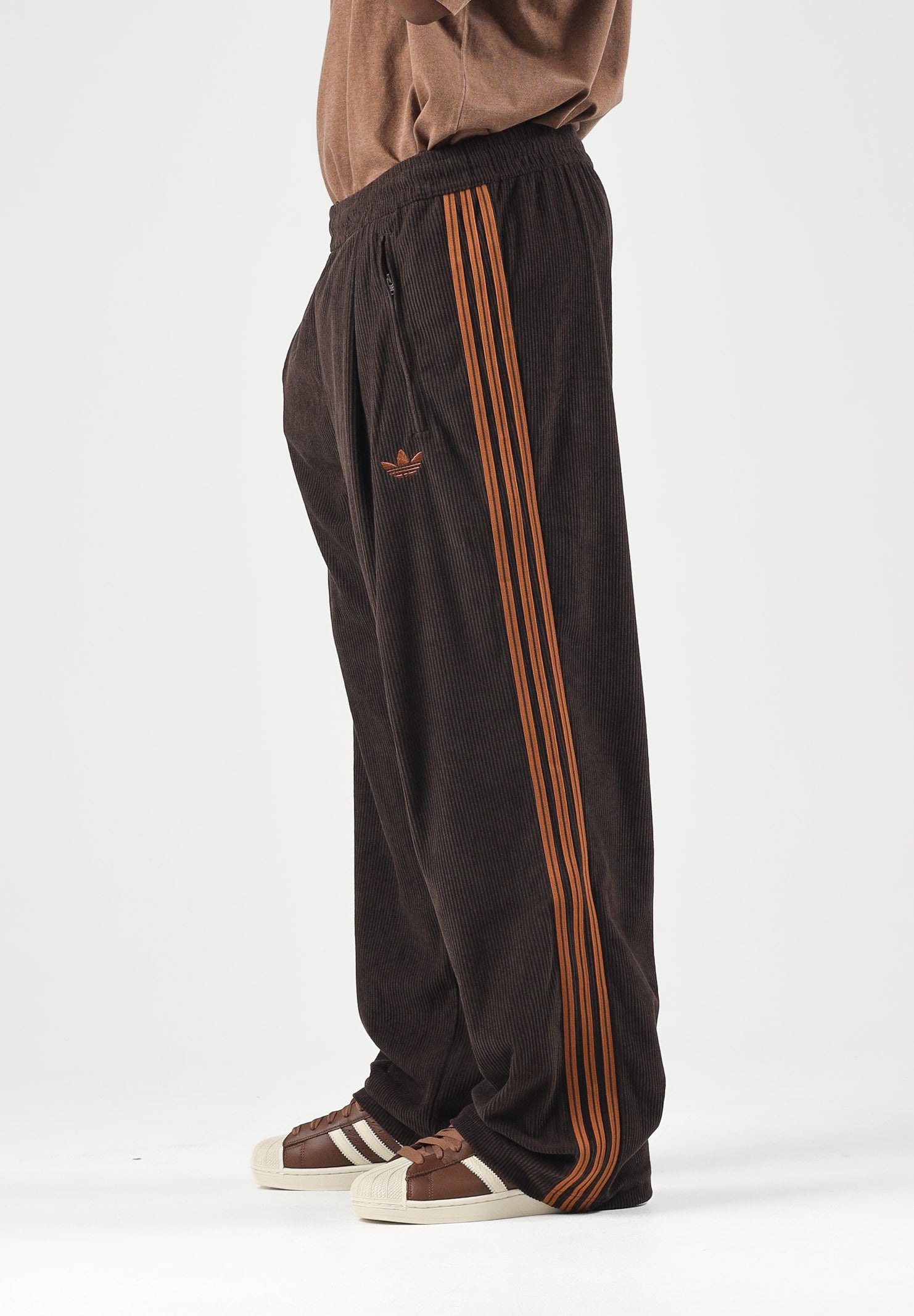 ADIDAS ORIGINALS Pantaloni 3-STRIPES TRACK PANTS Aurora Coffee marroni da uomo in velluto a coste KR9715 . ADIDAS ORIGINALS 