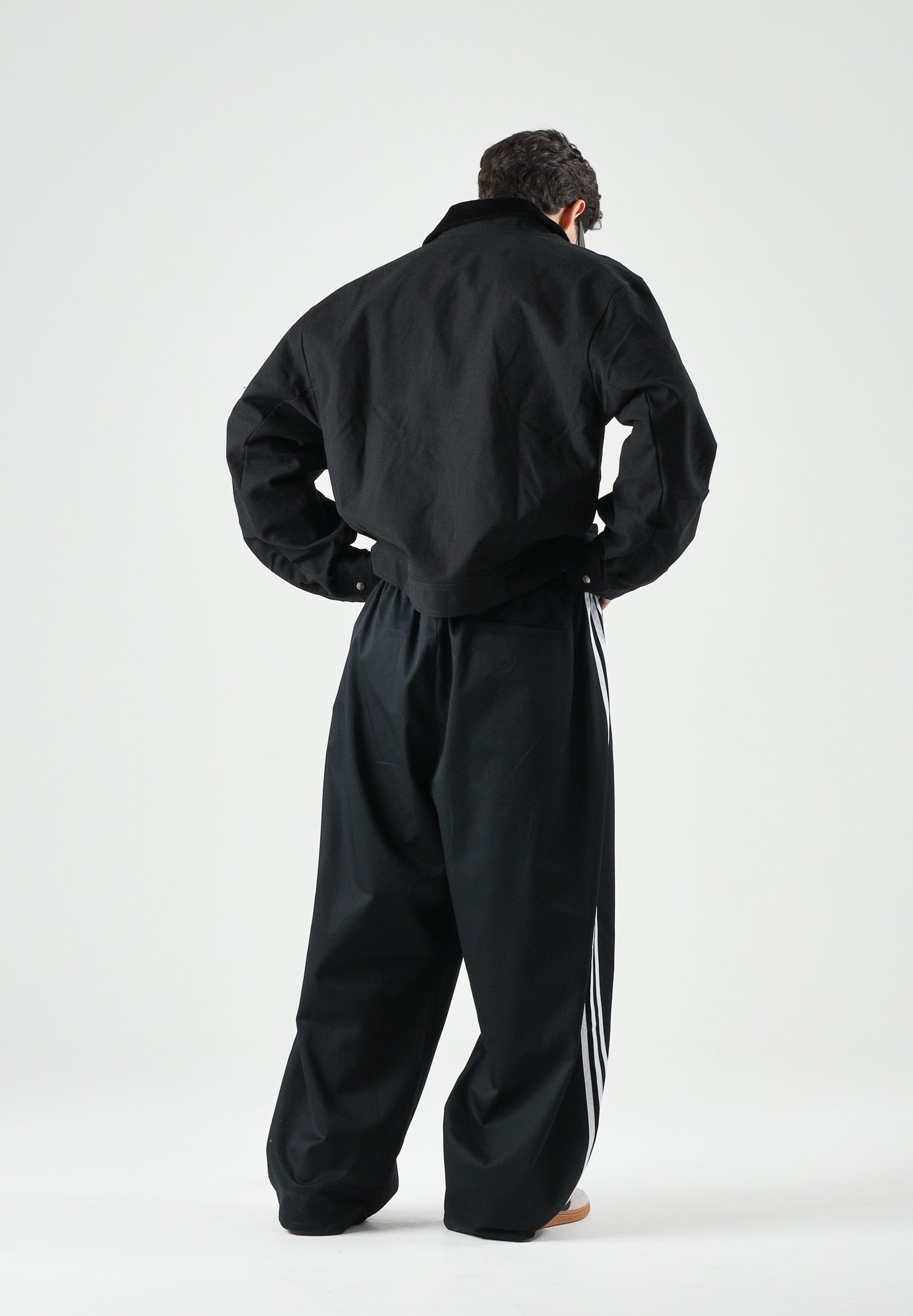 ADIDAS ORIGINALS Giubbotto PREMIUM ESSENTIALS bomber nero da uomo con logo trefoi ricamato KS1615 . ADIDAS ORIGINALS 