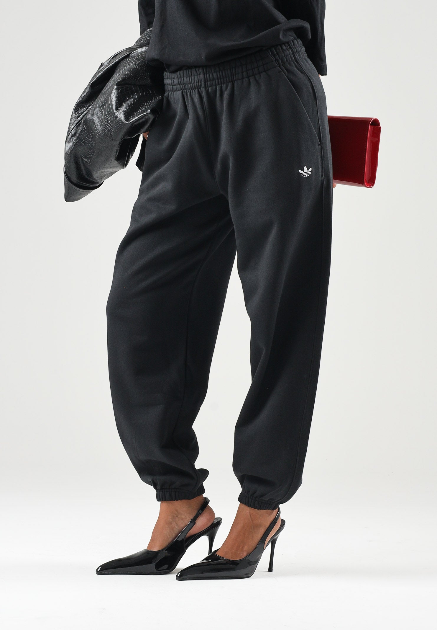 ADIDAS ORIGINALS Pantaloni ESSENTIALS JOGGER nero per donna con vita elasticizzata e polsini inferiori. KS2419 . ADIDAS ORIGINALS 