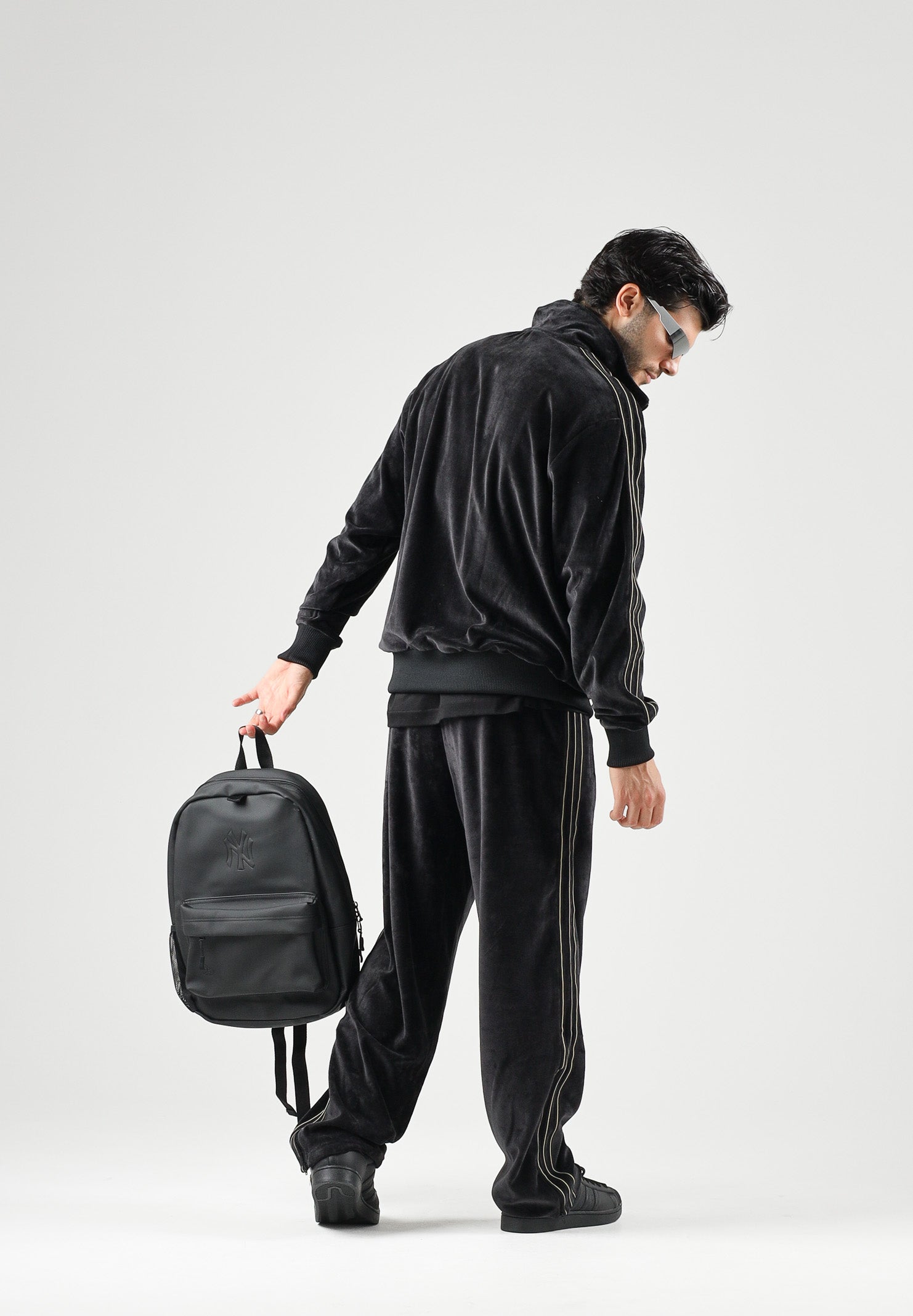 ADIDAS ORIGINALS Pantaloni FIREBIRD VELOUR nero per uomo e donna con dettagli laterali tono su tono. KS4100 . ADIDAS ORIGINALS 