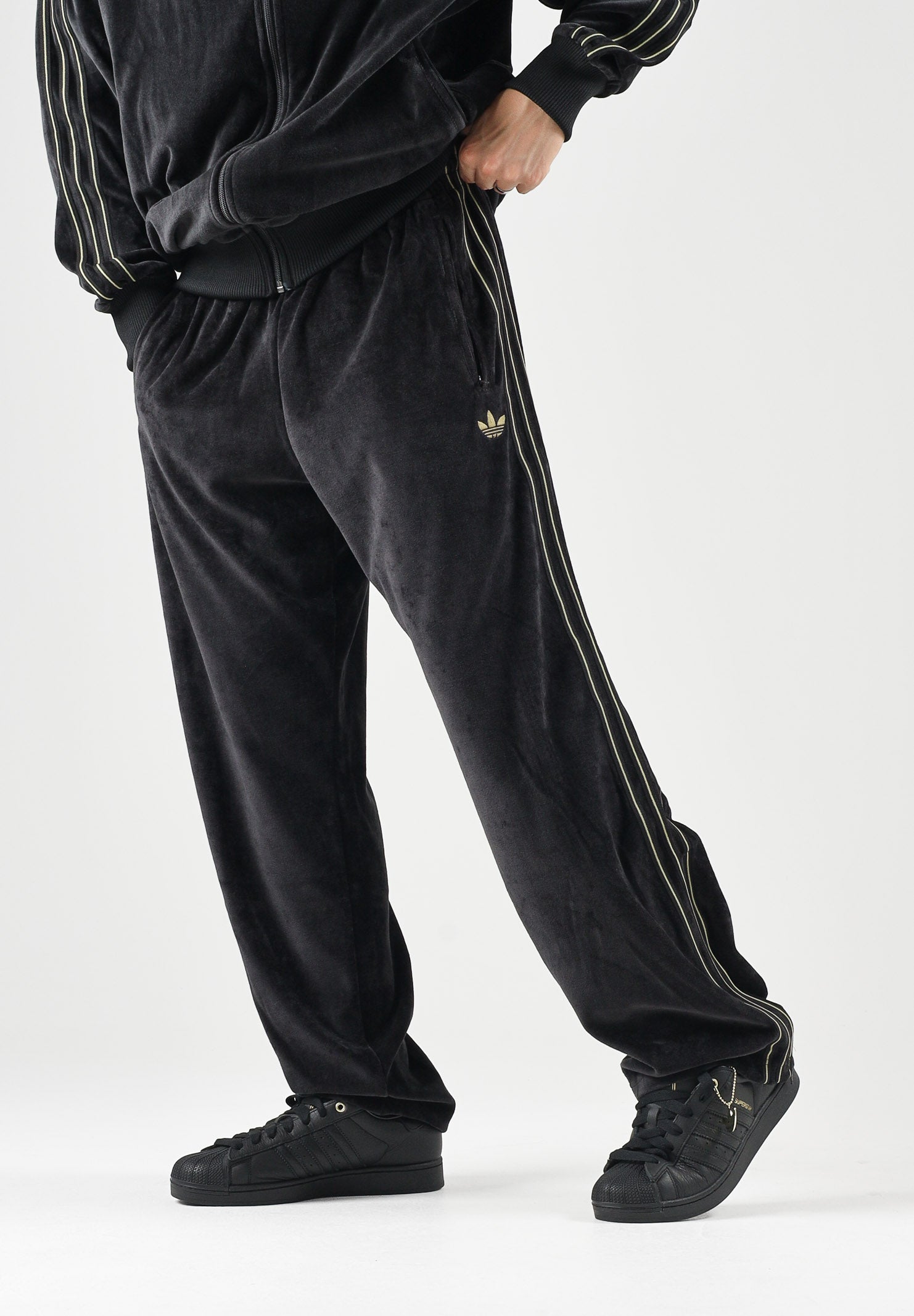 ADIDAS ORIGINALS Pantaloni FIREBIRD VELOUR nero per uomo e donna con dettagli laterali tono su tono. KS4100 . ADIDAS ORIGINALS 