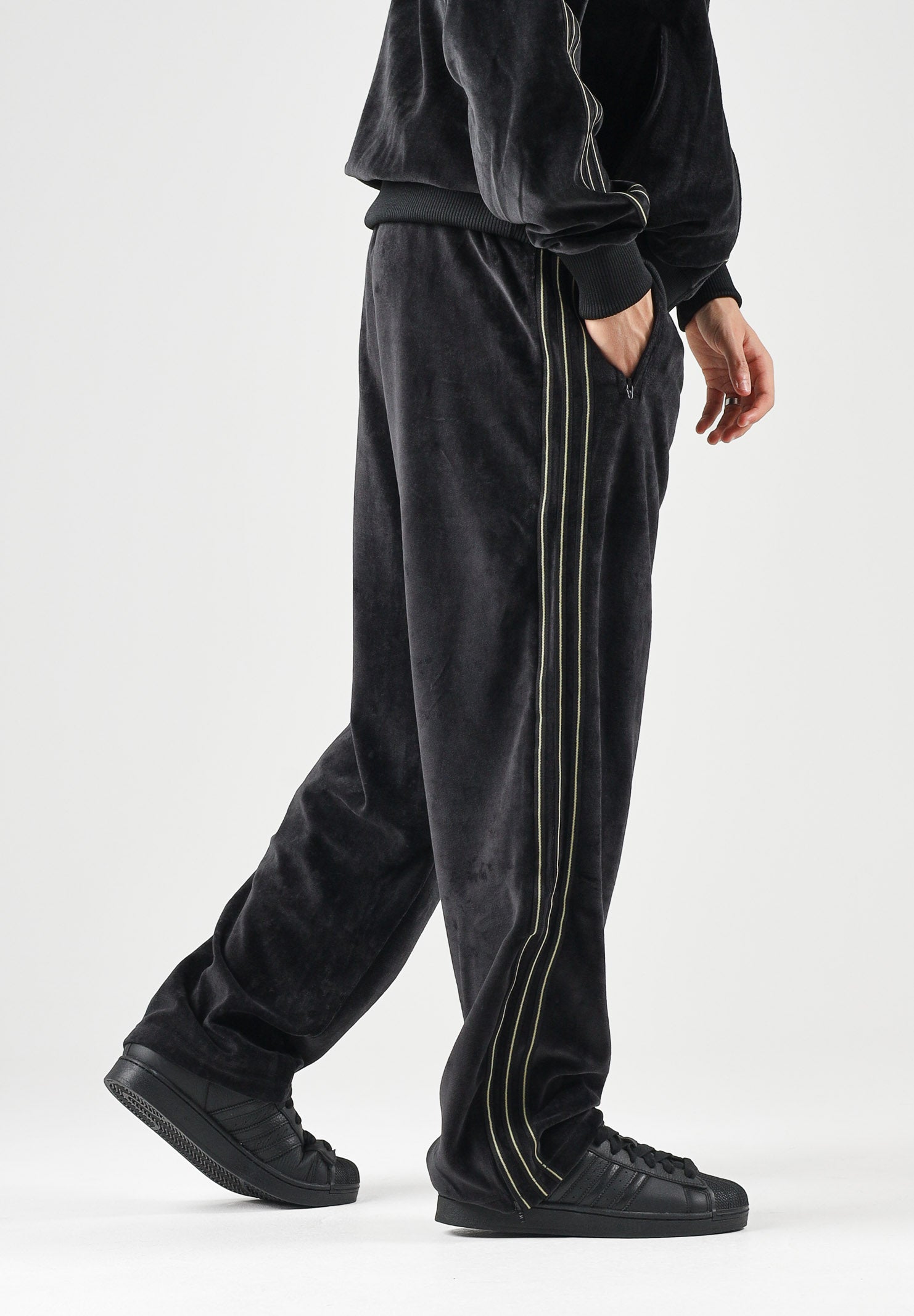 ADIDAS ORIGINALS Pantaloni FIREBIRD VELOUR nero per uomo e donna con dettagli laterali tono su tono. KS4100 . ADIDAS ORIGINALS 