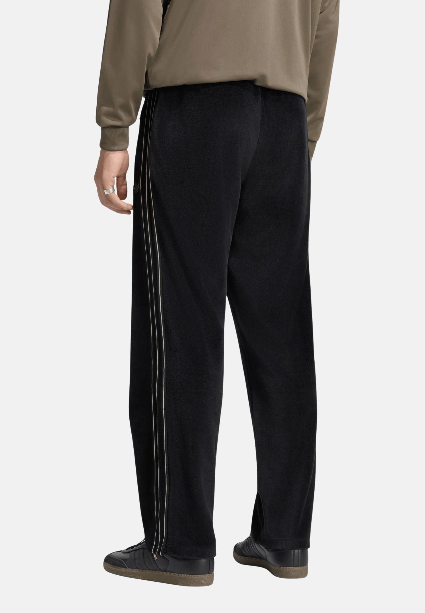 ADIDAS ORIGINALS Pantaloni FIREBIRD VELOUR nero da uomo con dettagli laterali tono su tono. KS4100 . ADIDAS ORIGINALS 