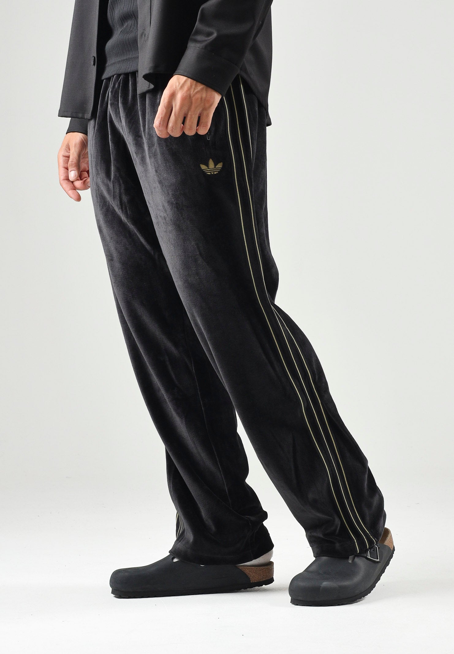 ADIDAS ORIGINALS Pantaloni FIREBIRD VELOUR nero da uomo con dettagli laterali tono su tono. KS4100 . ADIDAS ORIGINALS 