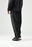 ADIDAS ORIGINALS Pantaloni FIREBIRD VELOUR nero per uomo e donna con dettagli laterali tono su tono. KS4100 . ADIDAS ORIGINALS 