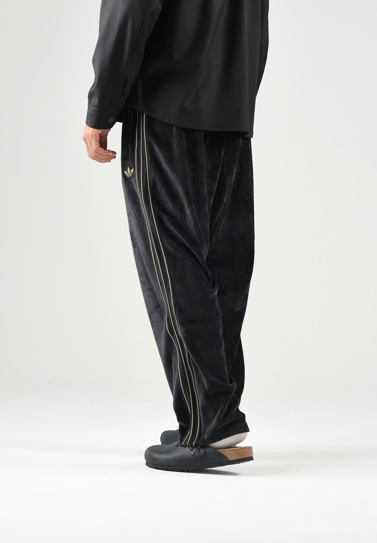 ADIDAS ORIGINALS Pantaloni FIREBIRD VELOUR nero per uomo e donna con dettagli laterali tono su tono. KS4100 . ADIDAS ORIGINALS 