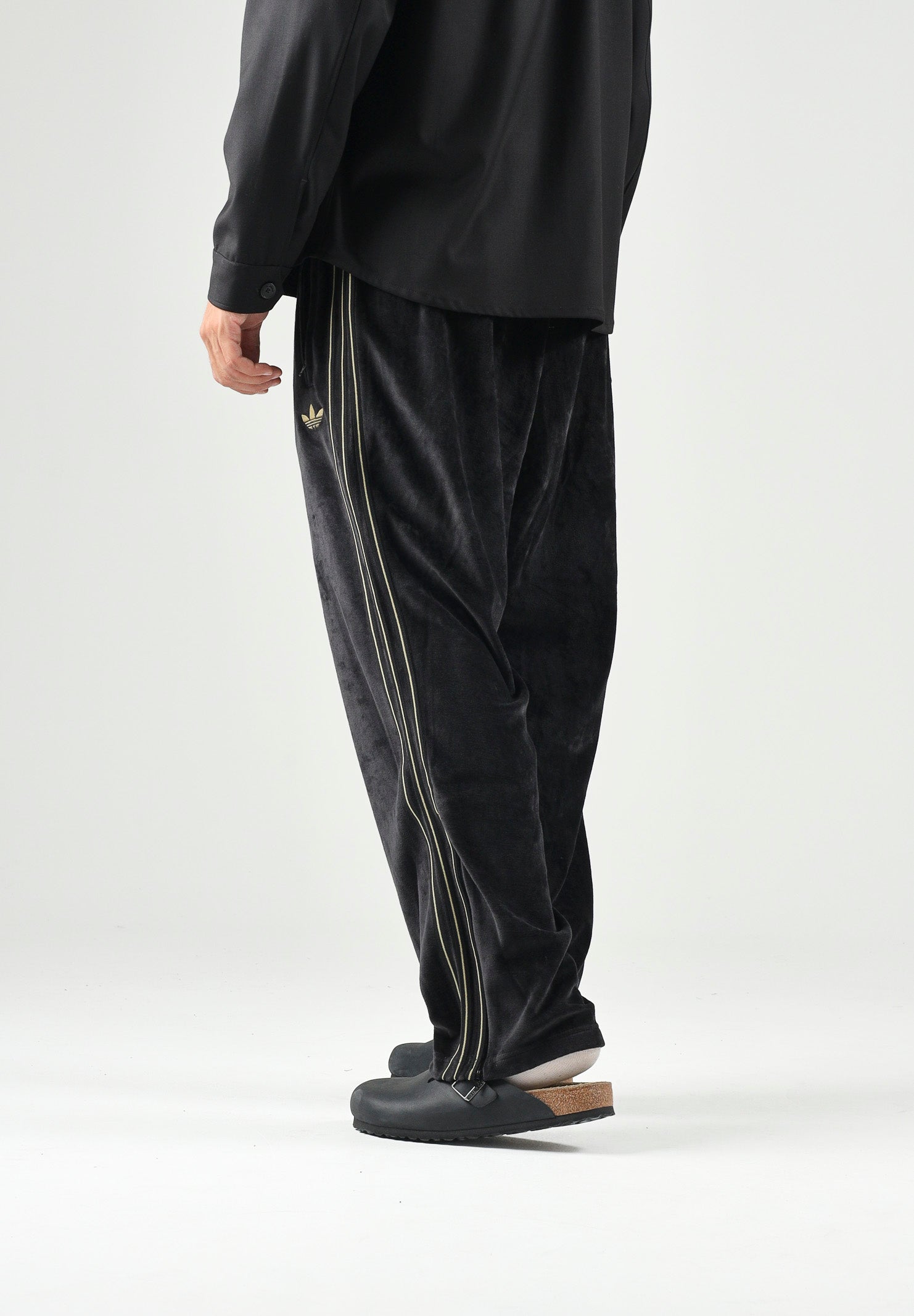 ADIDAS ORIGINALS Pantaloni FIREBIRD VELOUR nero da uomo con dettagli laterali tono su tono. KS4100 . ADIDAS ORIGINALS 