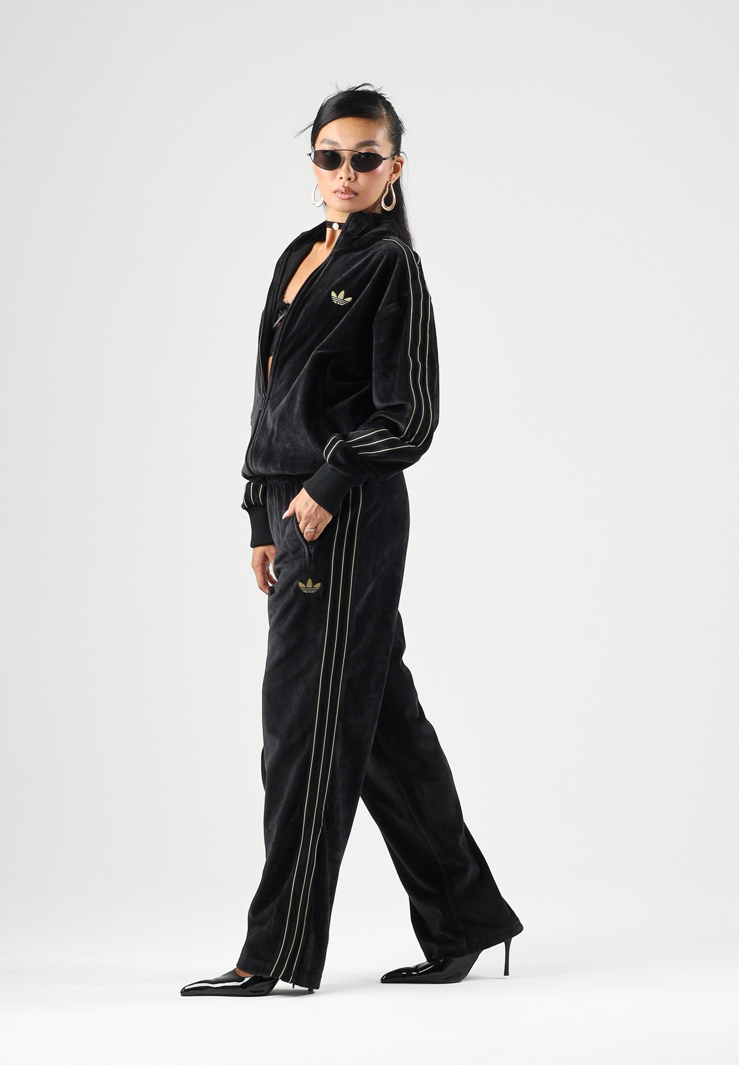 ADIDAS ORIGINALS Pantaloni FIREBIRD VELOUR nero per uomo e donna con dettagli laterali tono su tono. KS4100 . ADIDAS ORIGINALS 