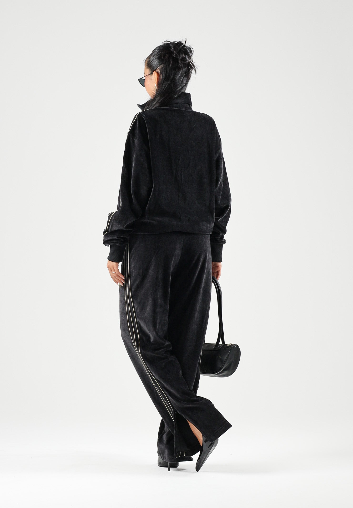 ADIDAS ORIGINALS Pantaloni FIREBIRD VELOUR nero per uomo e donna con dettagli laterali tono su tono. KS4100 . ADIDAS ORIGINALS 