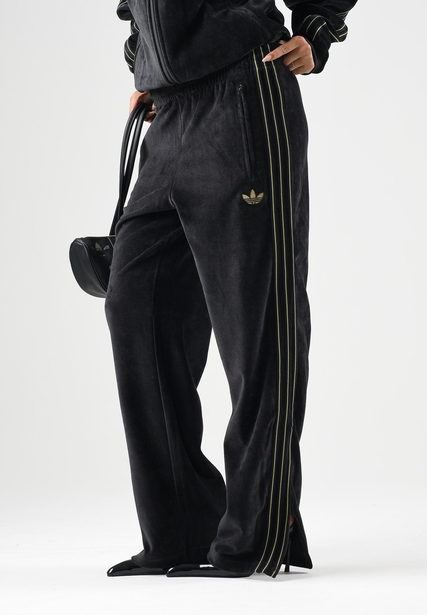 ADIDAS ORIGINALS Pantaloni FIREBIRD VELOUR nero per uomo e donna con dettagli laterali tono su tono. KS4100 . ADIDAS ORIGINALS 