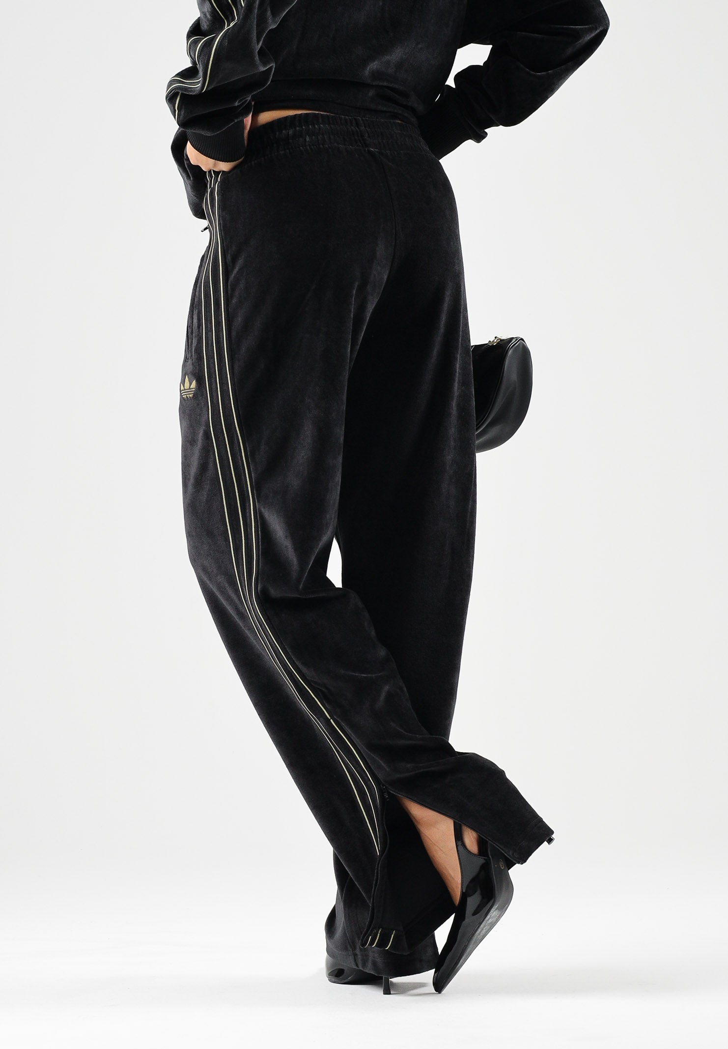 ADIDAS ORIGINALS Pantaloni FIREBIRD VELOUR nero per uomo e donna con dettagli laterali tono su tono. KS4100 . ADIDAS ORIGINALS 