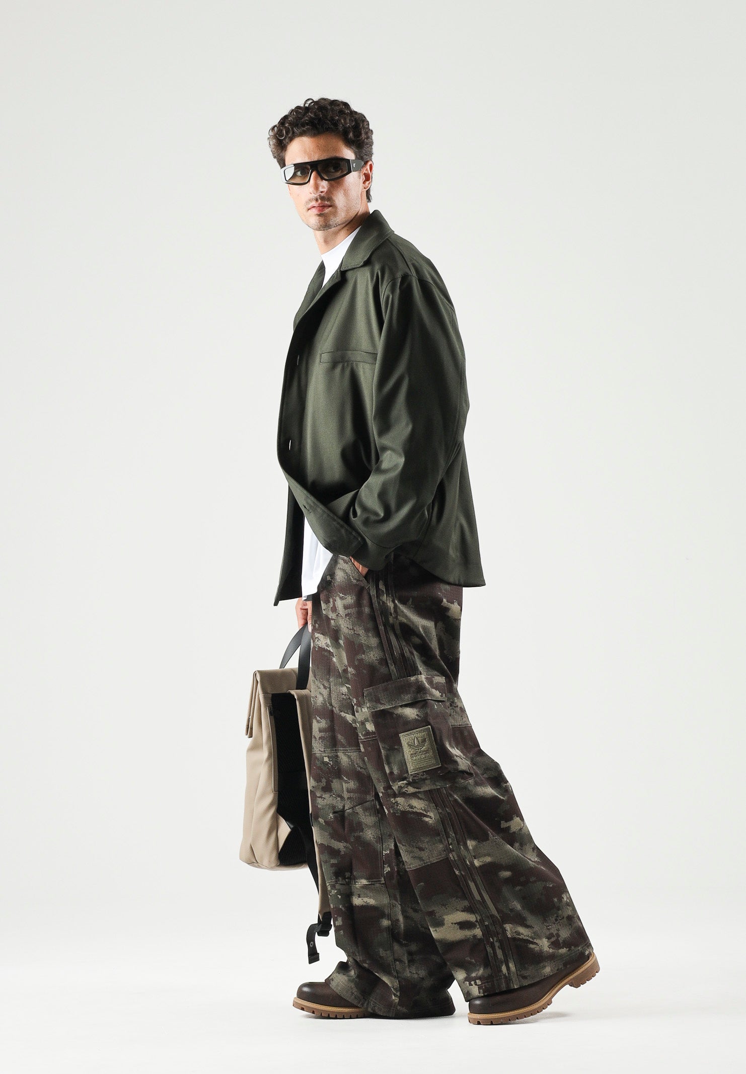 ADIDAS ORIGINALS Jeans i CAMO PANTS  verde oliva per uomo e donna con fantasia camouflage. KS4230 . ADIDAS ORIGINALS 