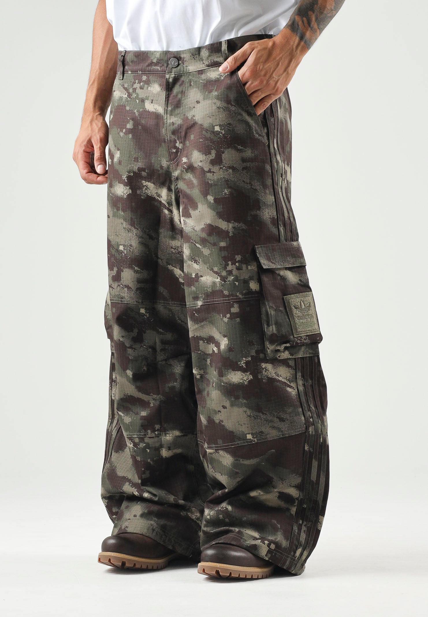 ADIDAS ORIGINALS Jeans i CAMO PANTS  verde oliva per uomo e donna con fantasia camouflage. KS4230 . ADIDAS ORIGINALS 