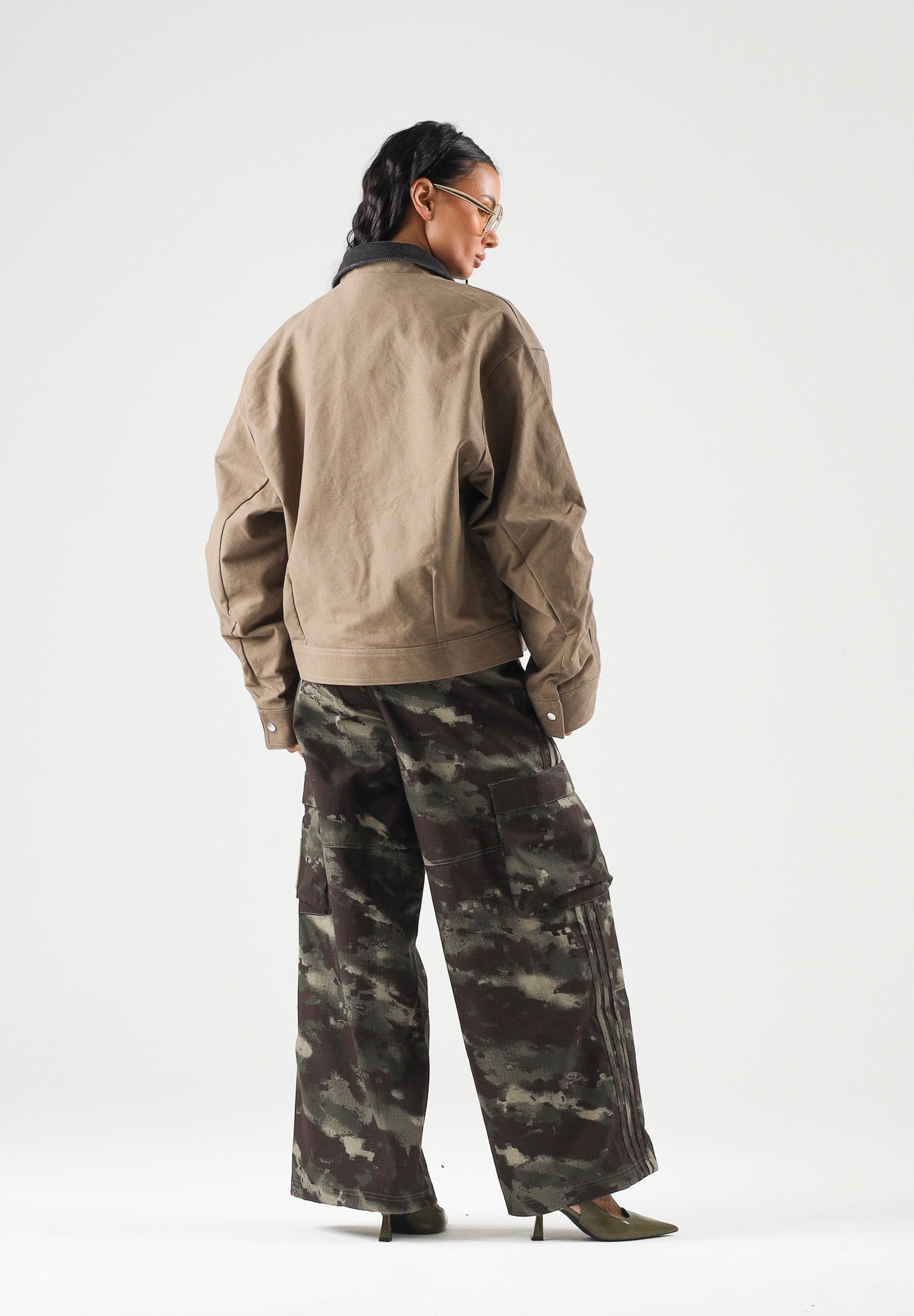 ADIDAS ORIGINALS Jeans i CAMO PANTS  verde oliva per uomo e donna con fantasia camouflage. KS4230 . ADIDAS ORIGINALS 