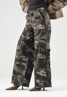 ADIDAS ORIGINALS Jeans i CAMO PANTS  verde oliva per uomo e donna con fantasia camouflage. KS4230 . ADIDAS ORIGINALS 