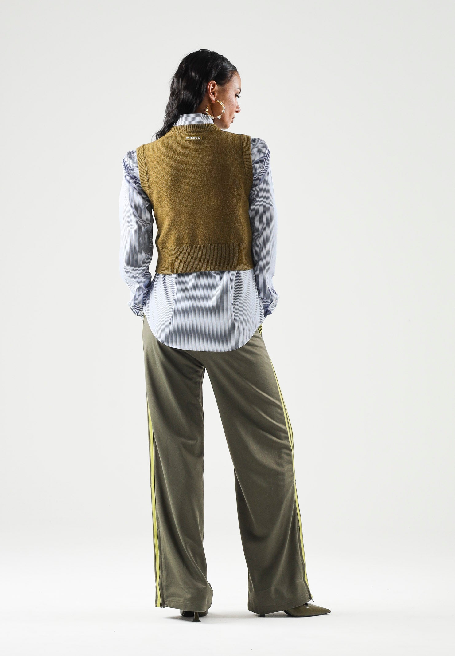 ADIDAS ORIGINALS Pantaloni FIREBIRD LOOSE TRACK PANTS verde olive da donna con 3-stripes iconiche KS4664 . ADIDAS ORIGINALS 