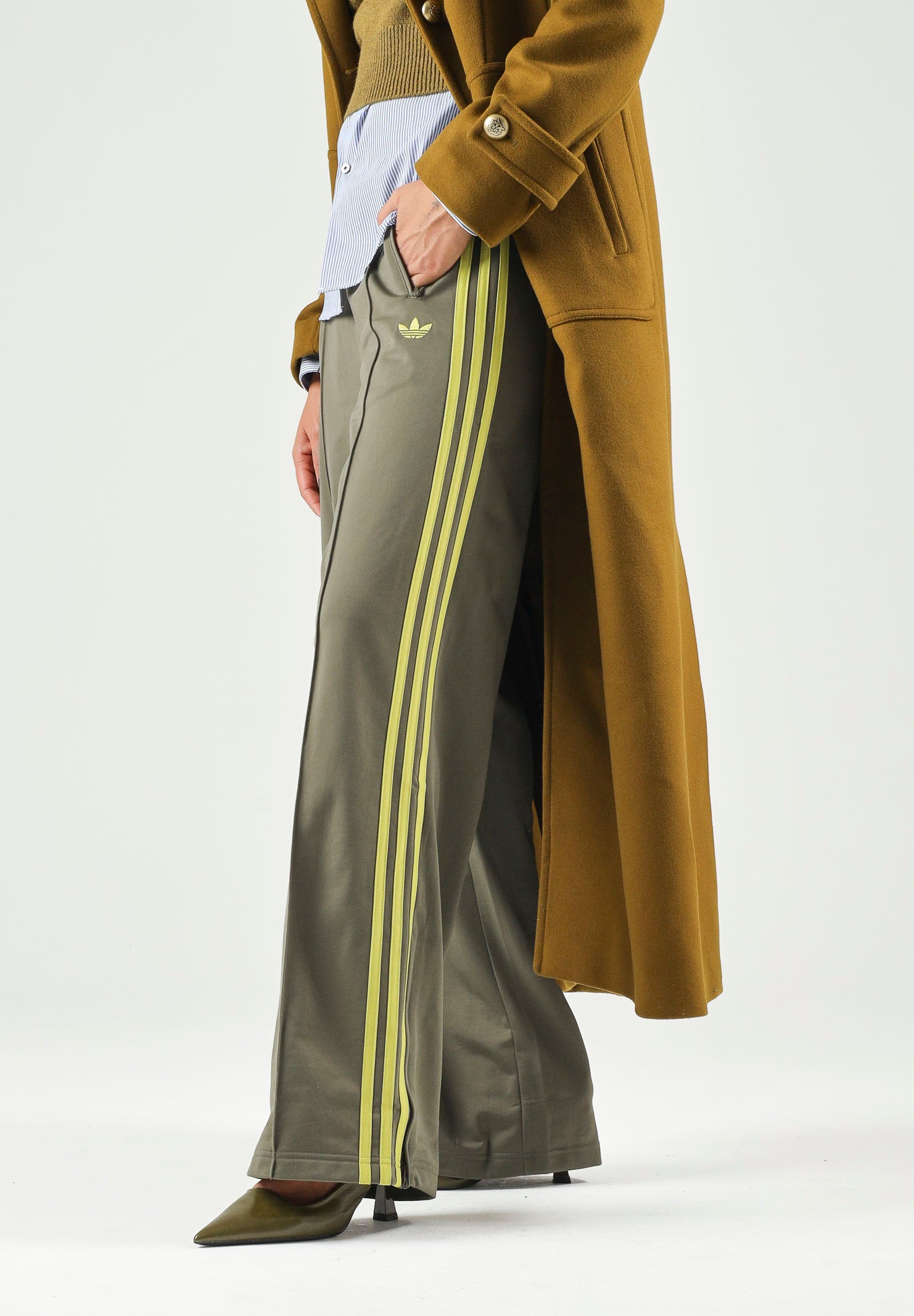 ADIDAS ORIGINALS Pantaloni FIREBIRD LOOSE TRACK PANTS verde olive da donna con 3-stripes iconiche KS4664 . ADIDAS ORIGINALS 