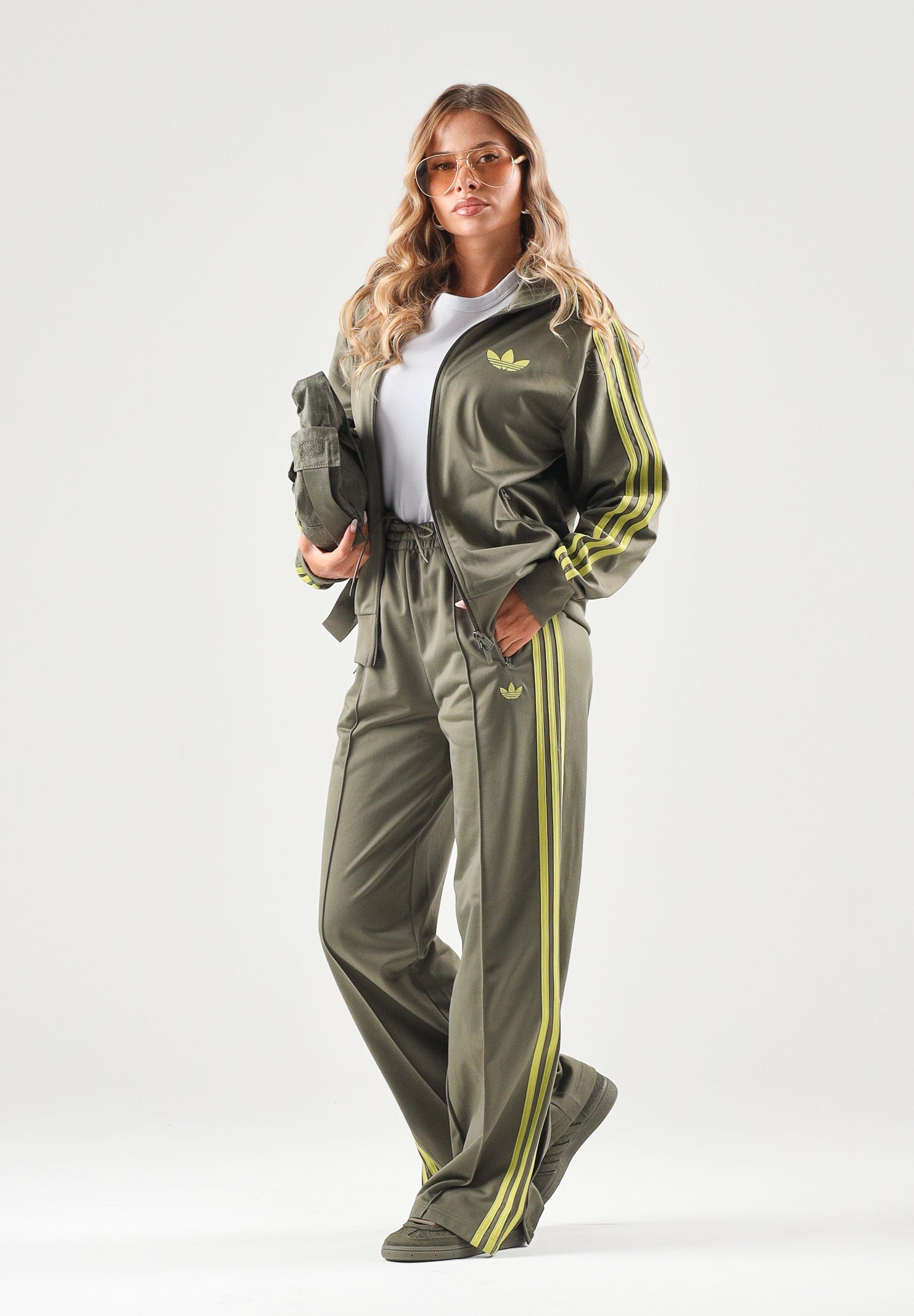 ADIDAS ORIGINALS Pantalone sportivo FIREBIRD LOOSE TRACK PANTS verde oliva per uomo e donna con 3-stripes iconiche KS4664 . ADIDAS ORIGINALS 