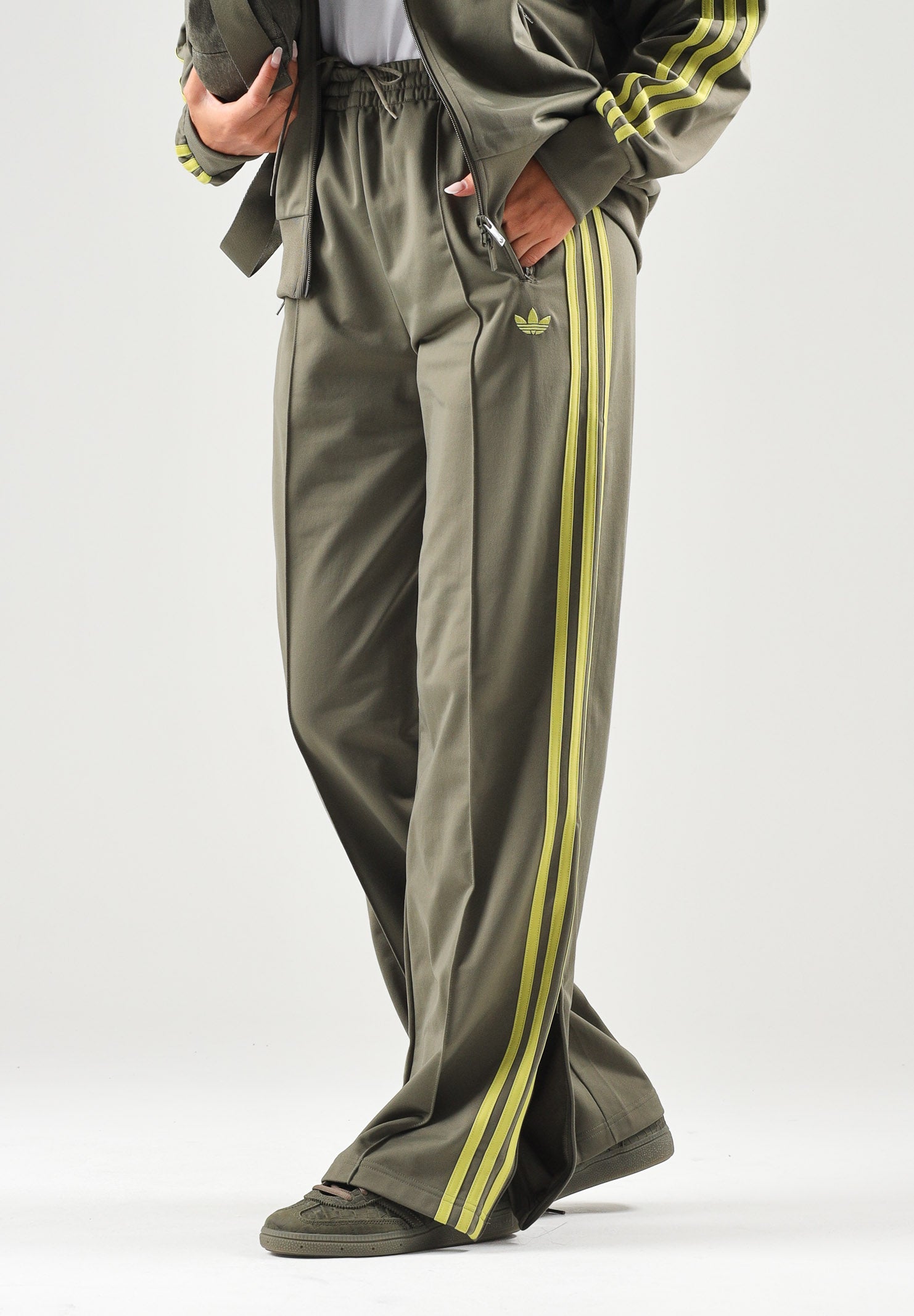 ADIDAS ORIGINALS Pantalone sportivo FIREBIRD LOOSE TRACK PANTS verde oliva per uomo e donna con 3-stripes iconiche KS4664 . ADIDAS ORIGINALS 