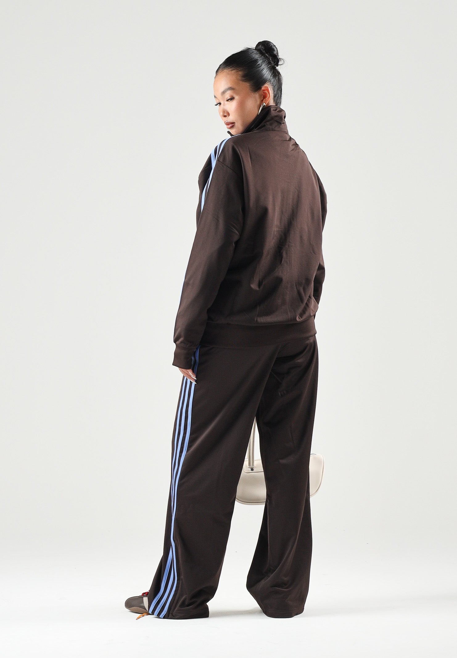 ADIDAS ORIGINALS Pantaloni FIREBIRD LOOSE TRACK auco-marrone da donna con bande laterali a contrasto KS4665 . ADIDAS ORIGINALS 