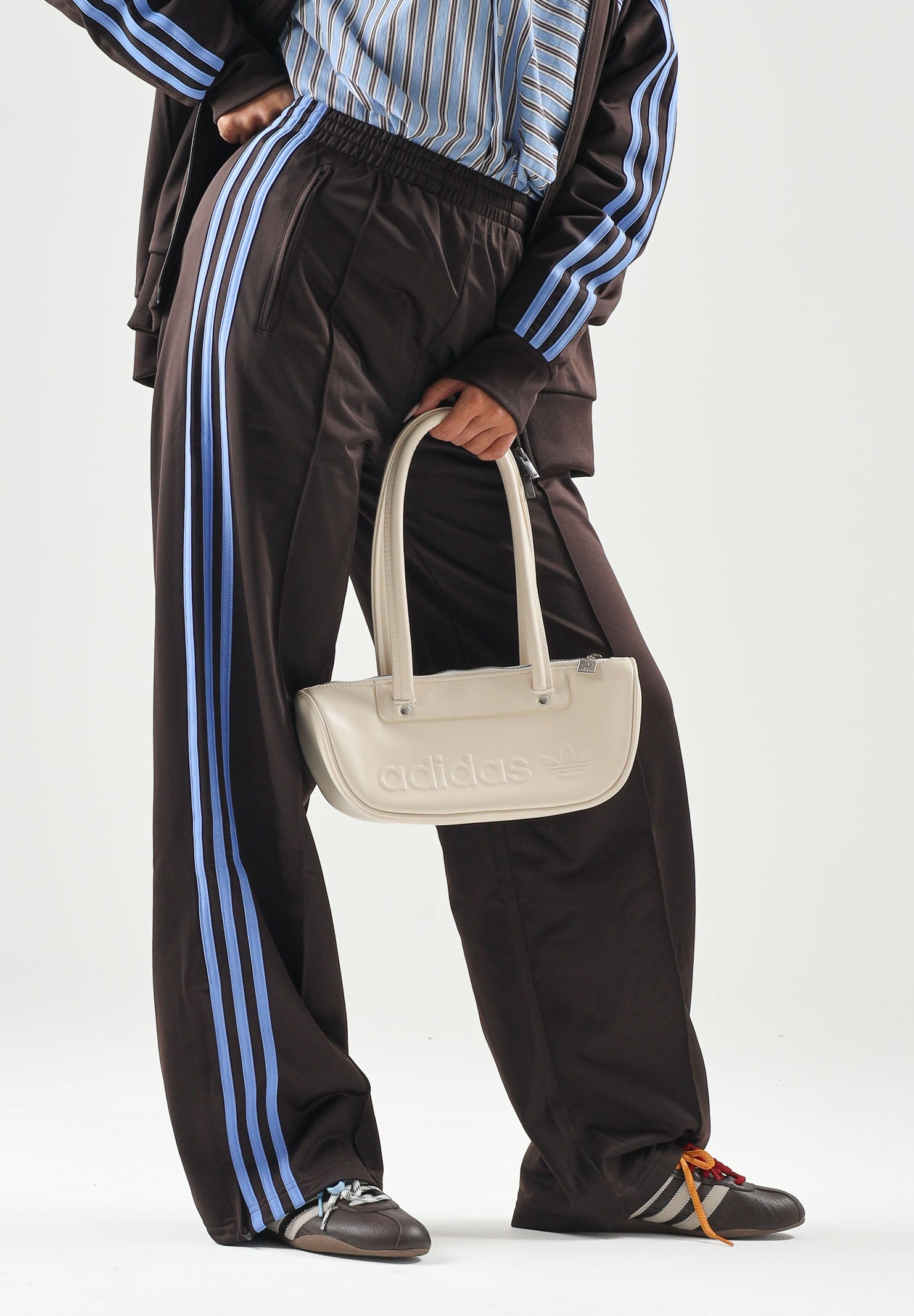 ADIDAS ORIGINALS Pantaloni FIREBIRD LOOSE TRACK auco-marrone da donna con bande laterali a contrasto KS4665 . ADIDAS ORIGINALS 