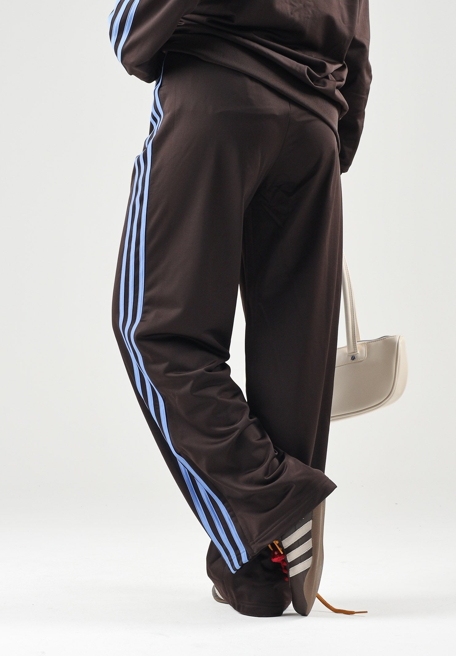 ADIDAS ORIGINALS Pantaloni FIREBIRD LOOSE TRACK auco-marrone da donna con bande laterali a contrasto KS4665 . ADIDAS ORIGINALS 