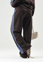 ADIDAS ORIGINALS Pantaloni FIREBIRD LOOSE TRACK auco-marrone da donna con bande laterali a contrasto KS4665 . ADIDAS ORIGINALS 