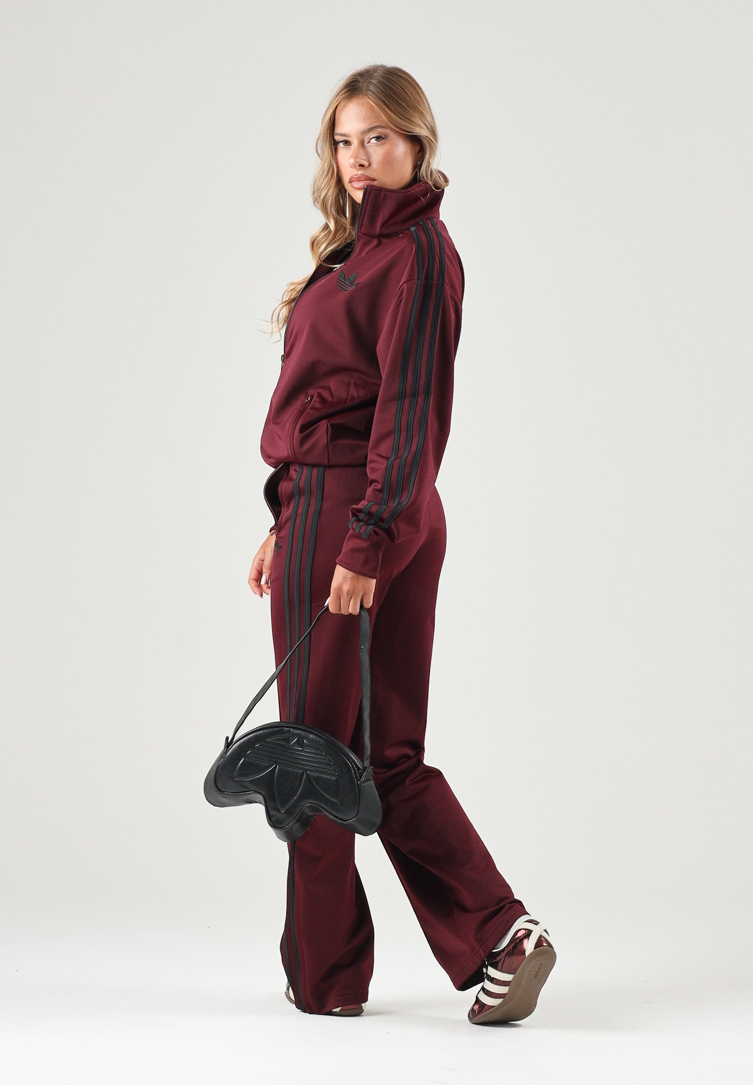 ADIDAS ORIGINALS Pantaloni WIDE LEG maroon per donna con vita elasticizzata e bande laterali a contrasto. KS4669 . ADIDAS ORIGINALS 