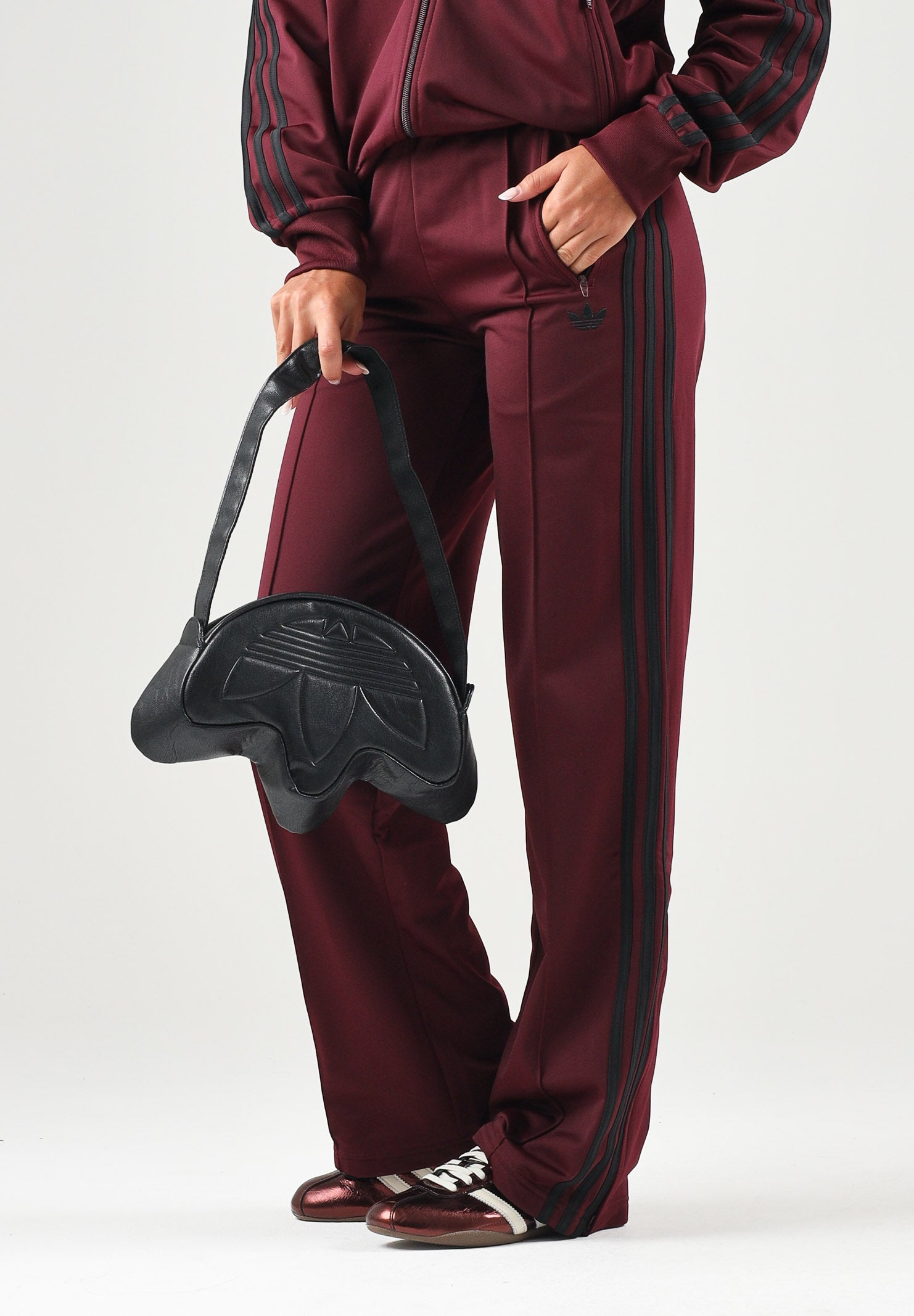 ADIDAS ORIGINALS Pantaloni WIDE LEG maroon per donna con vita elasticizzata e bande laterali a contrasto. KS4669 . ADIDAS ORIGINALS 