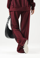 ADIDAS ORIGINALS Pantaloni WIDE LEG maroon-bordeux per donna con vita elasticizzata e bande laterali a contrasto. KS4669 . ADIDAS ORIGINALS 