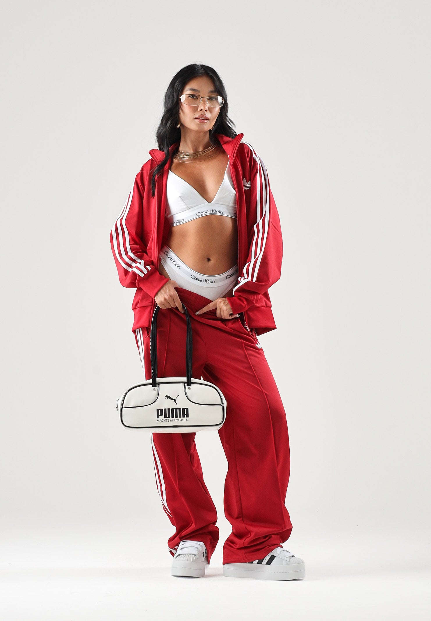 ADIDAS ORIGINALS Felpa con zip rossa per donna con colletto alto e iconiche tre strisce bianche. KS4675 . ADIDAS ORIGINALS 