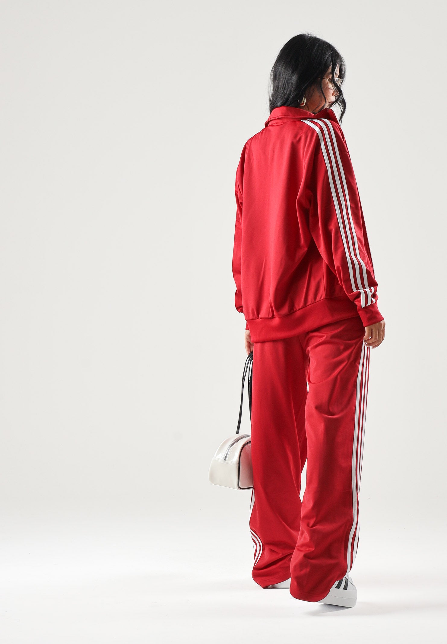 ADIDAS ORIGINALS Felpa con zip rossa per donna con colletto alto e iconiche tre strisce bianche. KS4675 . ADIDAS ORIGINALS 