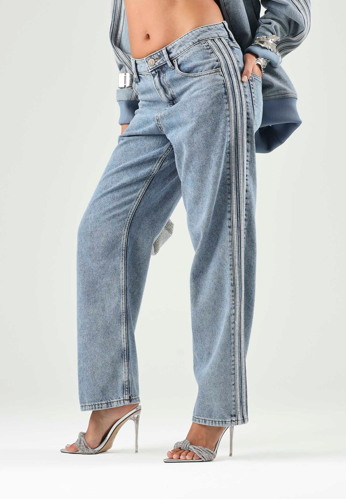 ADIDAS ORIGINALS Jeans FIREBIRD ADICOLOR DENIM worn blue-celeste chiaro per uomo e donna con iconche 3-stripes KS4966 . ADIDAS ORIGINALS 